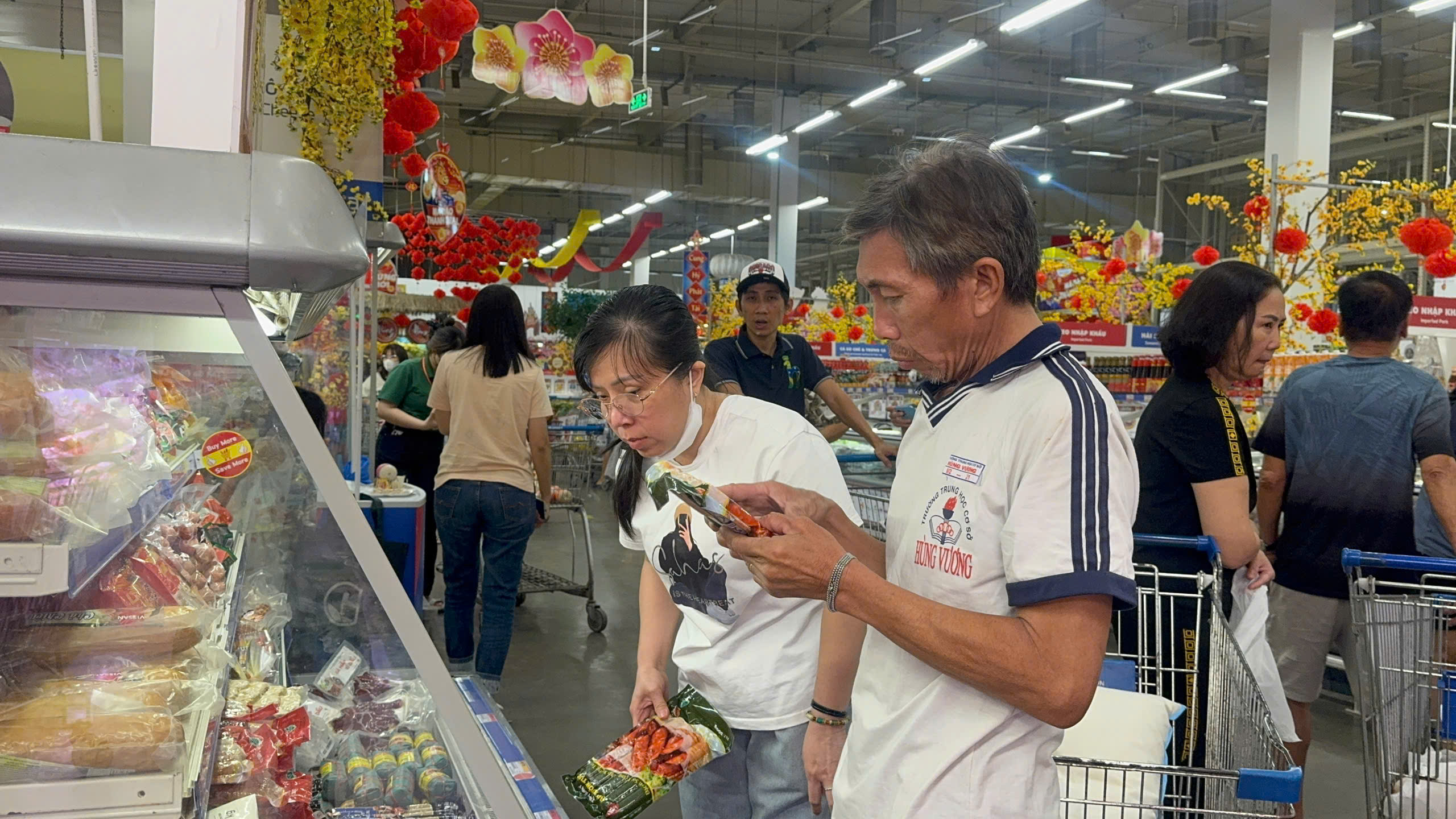 Đồng Nai: Siêu thị quá tải, chợ đông kín, quà Valentine hút khách- Ảnh 13. Đồng Nai: Siêu thị quá tải, chợ đông kín, quà Valentine hút khách- Ảnh 13.
