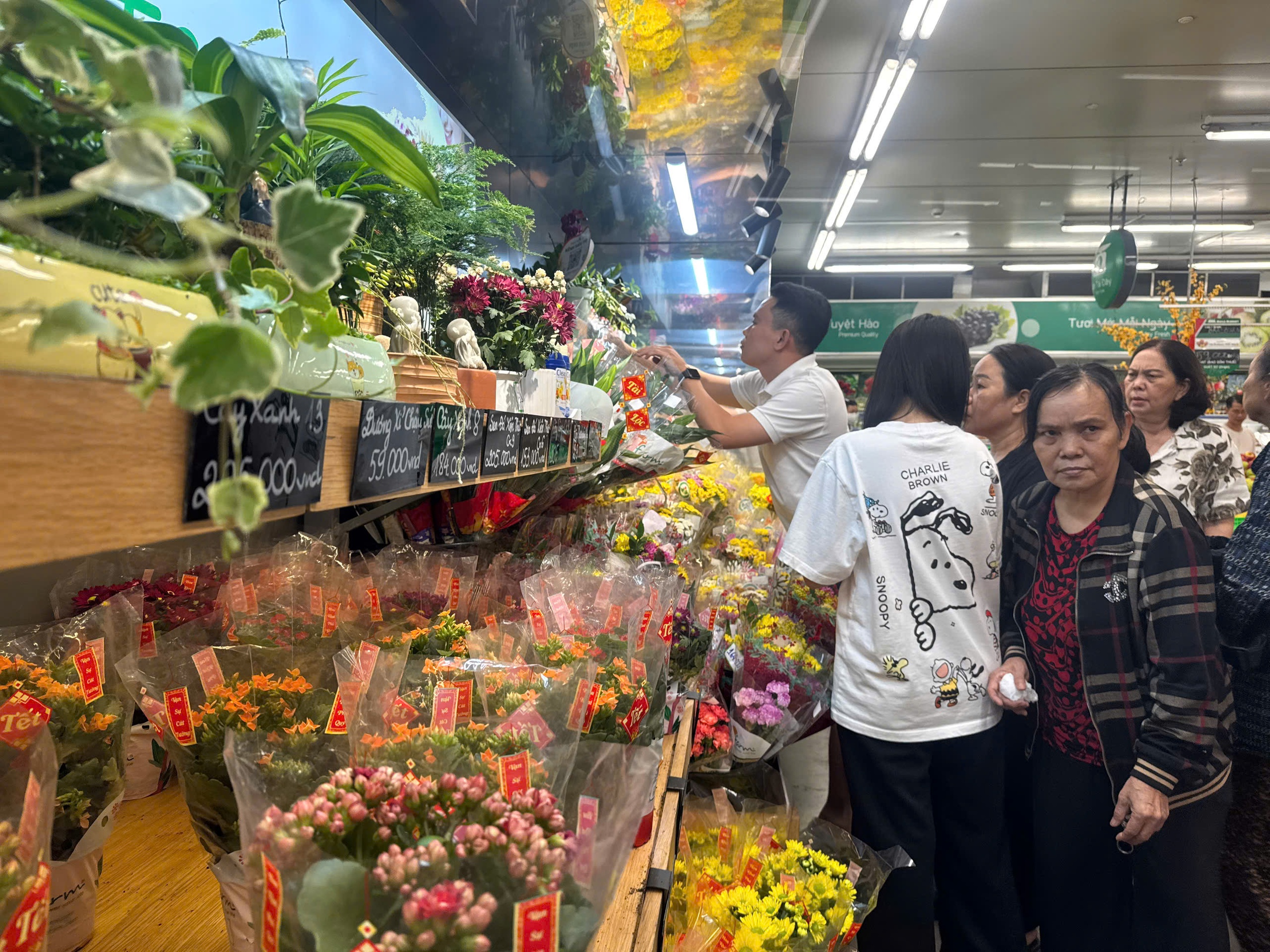 Đồng Nai: Siêu thị quá tải, chợ đông kín, quà Valentine hút khách- Ảnh 3. Đồng Nai: Siêu thị quá tải, chợ đông kín, quà Valentine hút khách- Ảnh 3.