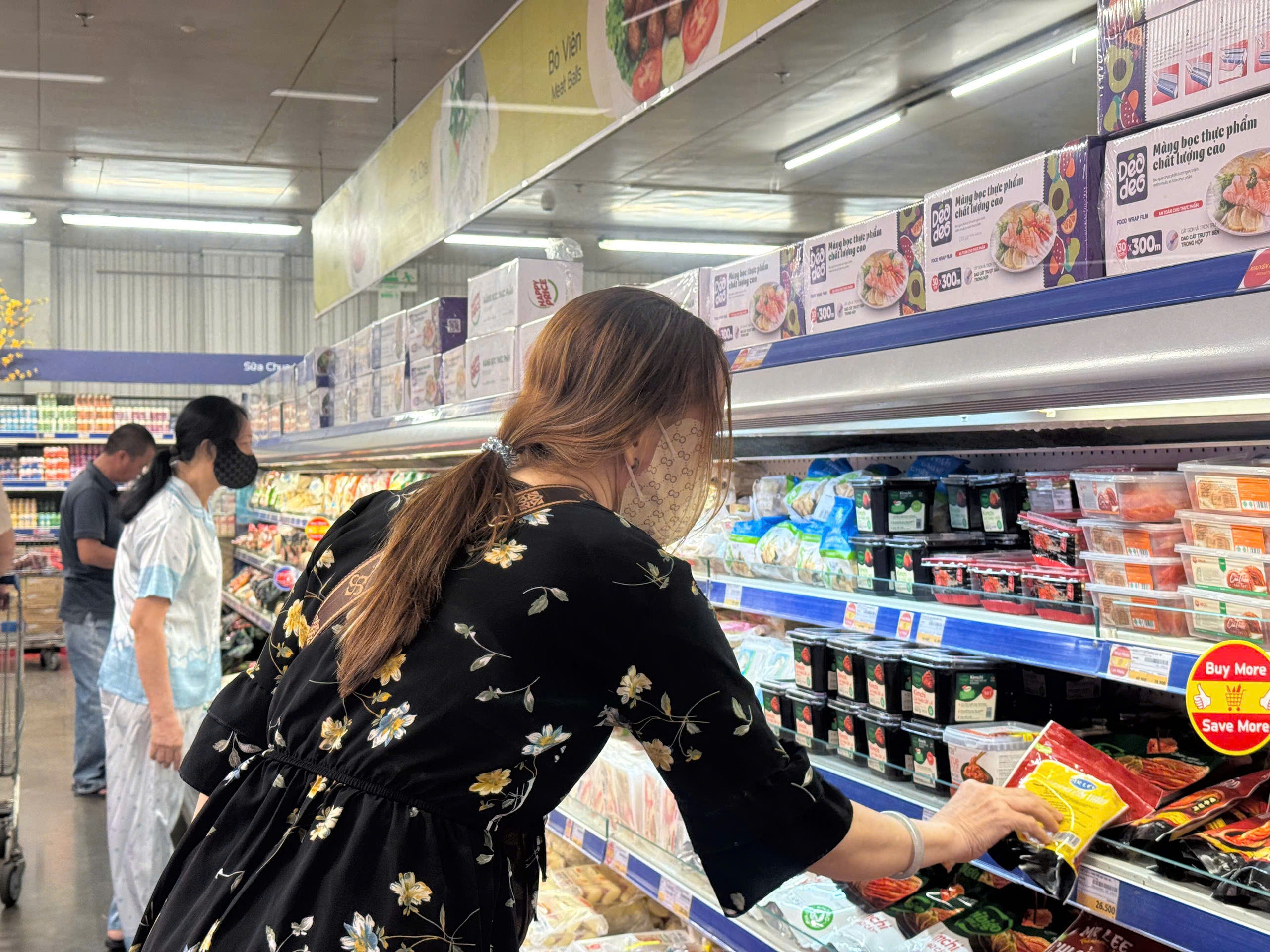 Đồng Nai: Siêu thị quá tải, chợ đông kín, quà Valentine hút khách- Ảnh 8. Đồng Nai: Siêu thị quá tải, chợ đông kín, quà Valentine hút khách- Ảnh 8.