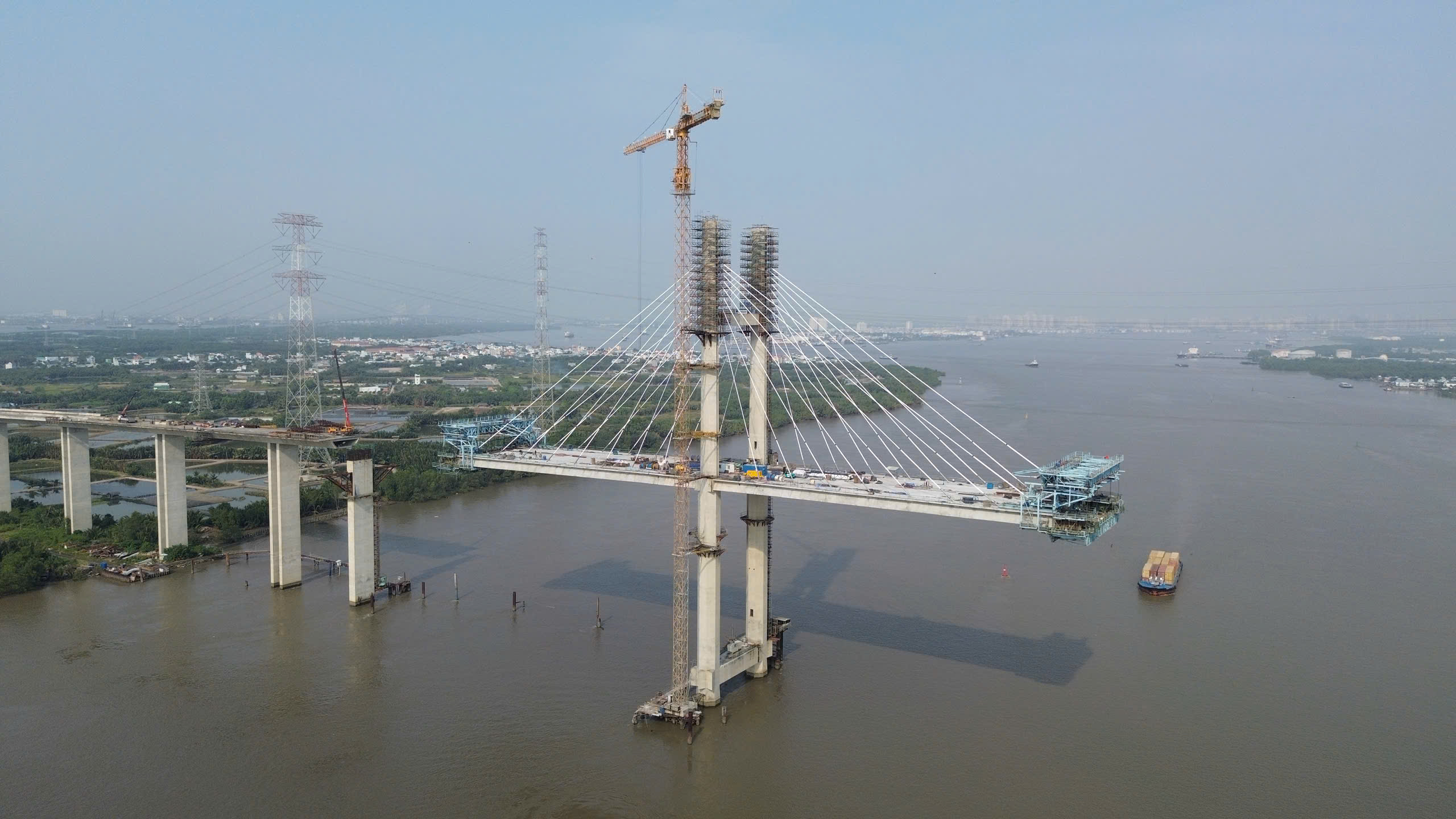 100 công nhân, kỹ sư trắng đêm đổ bê tông cầu Phước Khánh nối Đồng Nai - TP.HCM- Ảnh 6. 100 công nhân, kỹ sư trắng đêm đổ bê tông cầu Phước Khánh nối Đồng Nai - TP.HCM- Ảnh 6.