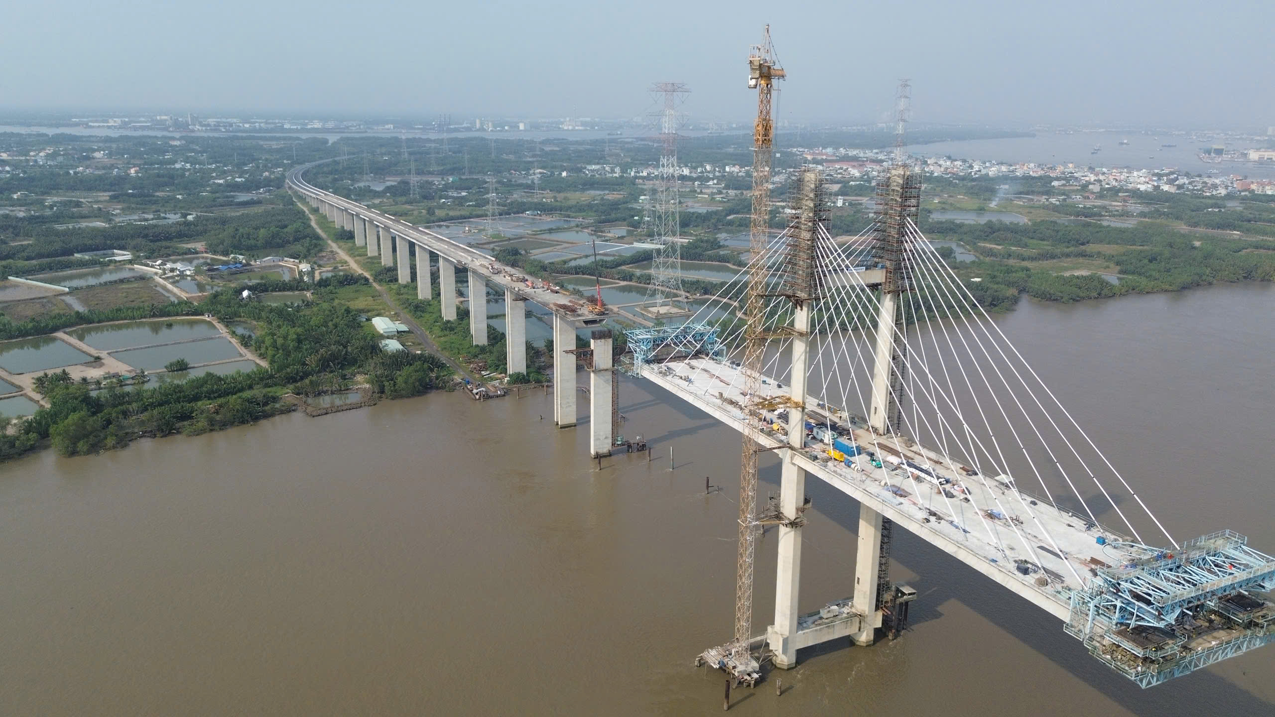 100 công nhân, kỹ sư trắng đêm đổ bê tông cầu Phước Khánh nối Đồng Nai - TP.HCM- Ảnh 3. 100 công nhân, kỹ sư trắng đêm đổ bê tông cầu Phước Khánh nối Đồng Nai - TP.HCM- Ảnh 3.