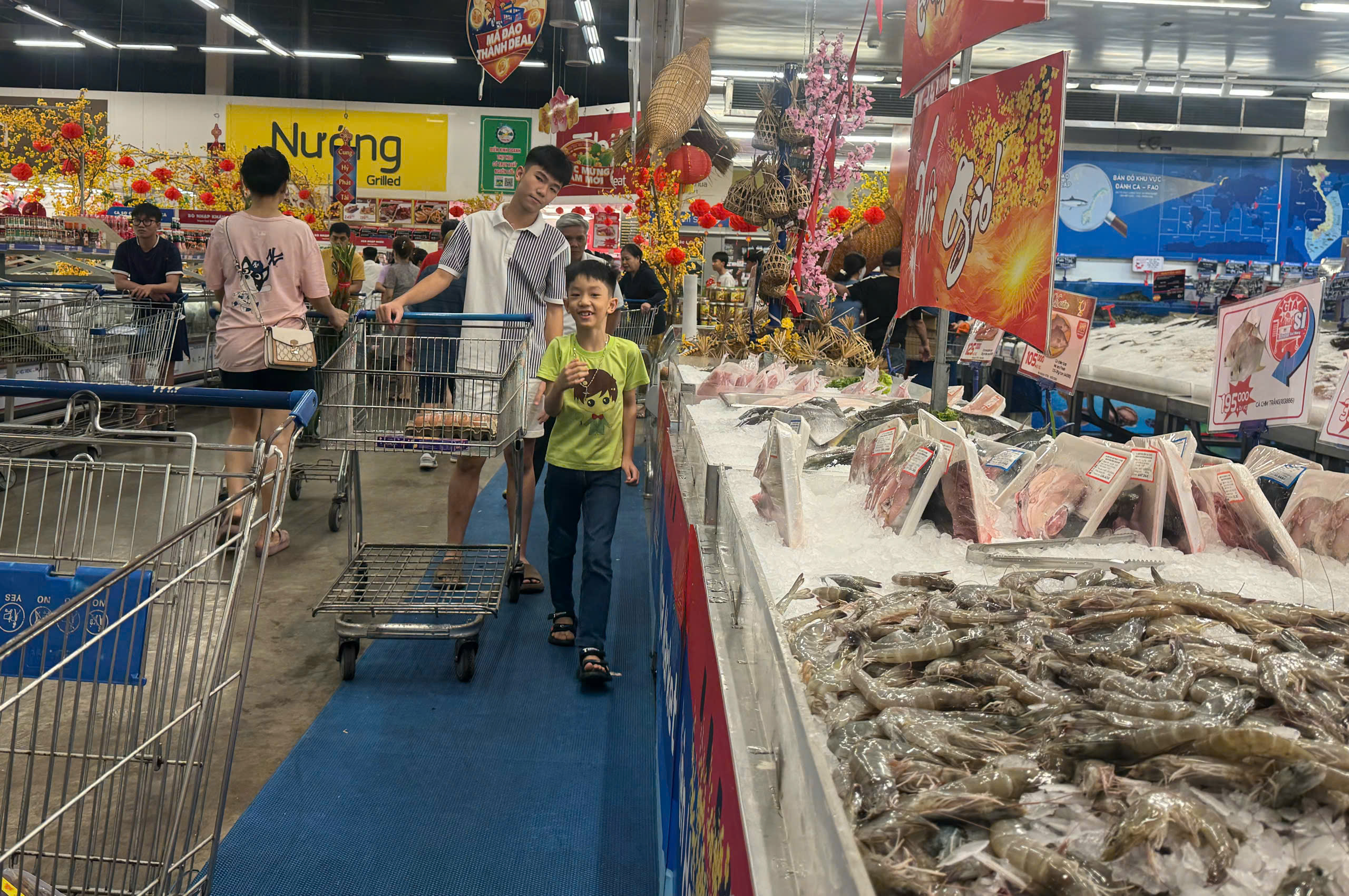 Đồng Nai: Siêu thị quá tải, chợ đông kín, quà Valentine hút khách- Ảnh 12. Đồng Nai: Siêu thị quá tải, chợ đông kín, quà Valentine hút khách- Ảnh 12.