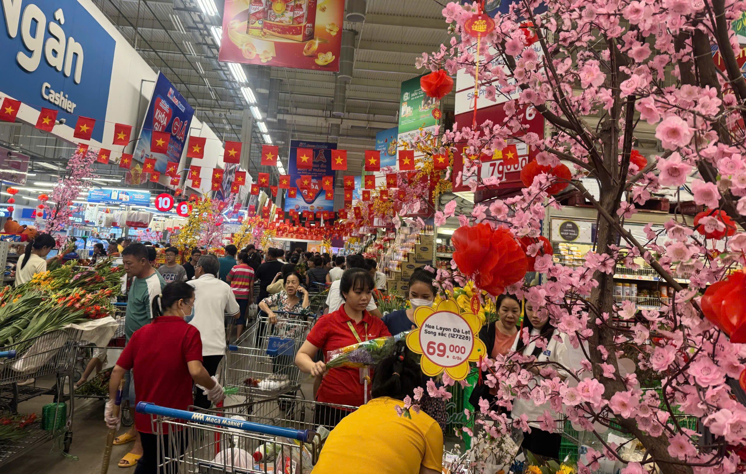 Đồng Nai: Siêu thị quá tải, chợ đông kín, quà Valentine hút khách- Ảnh 1. Đồng Nai: Siêu thị quá tải, chợ đông kín, quà Valentine hút khách- Ảnh 1.