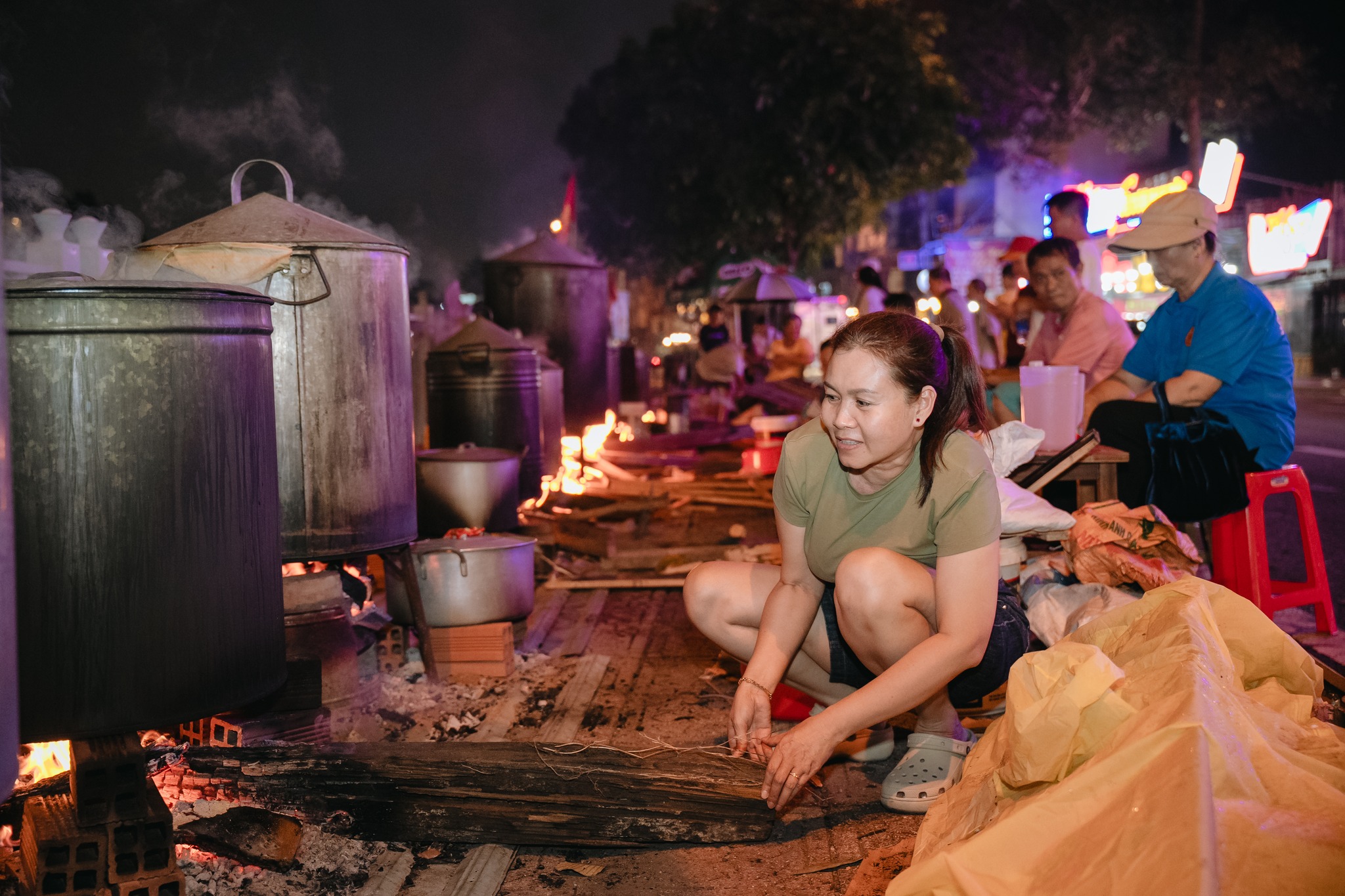 Giữ lửa nồi bánh nghĩa tình: Không khí đón Tết rộn ràng khắp các tỉnh phía Nam- Ảnh 3. Giữ lửa nồi bánh nghĩa tình: Không khí đón Tết rộn ràng khắp các tỉnh phía Nam- Ảnh 3.