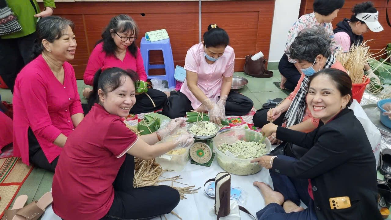 Giữ lửa nồi bánh nghĩa tình: Không khí đón Tết rộn ràng khắp các tỉnh phía Nam- Ảnh 5. Giữ lửa nồi bánh nghĩa tình: Không khí đón Tết rộn ràng khắp các tỉnh phía Nam- Ảnh 5.