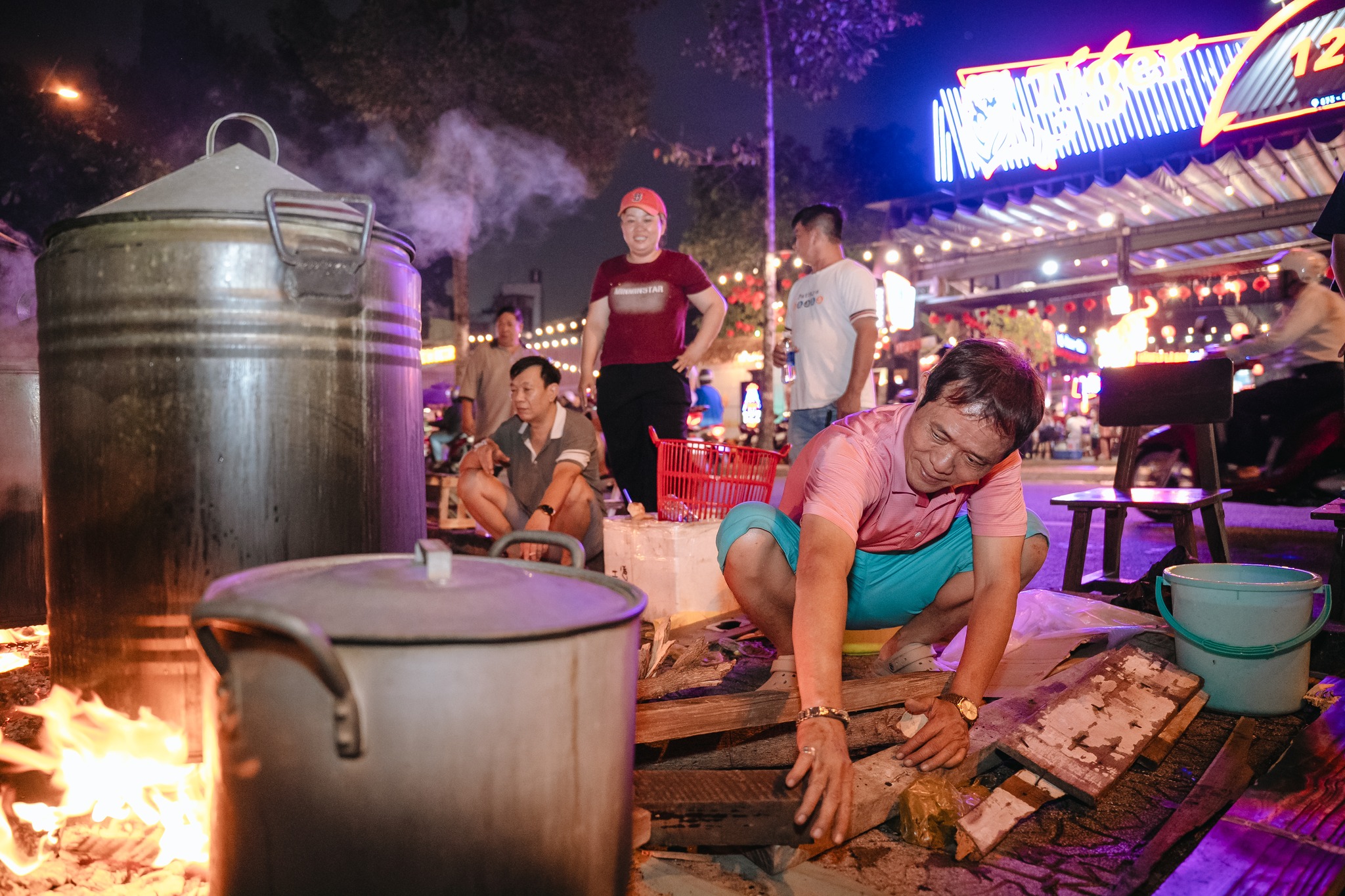 Giữ lửa nồi bánh nghĩa tình: Không khí đón Tết rộn ràng khắp các tỉnh phía Nam- Ảnh 4. Giữ lửa nồi bánh nghĩa tình: Không khí đón Tết rộn ràng khắp các tỉnh phía Nam- Ảnh 4.