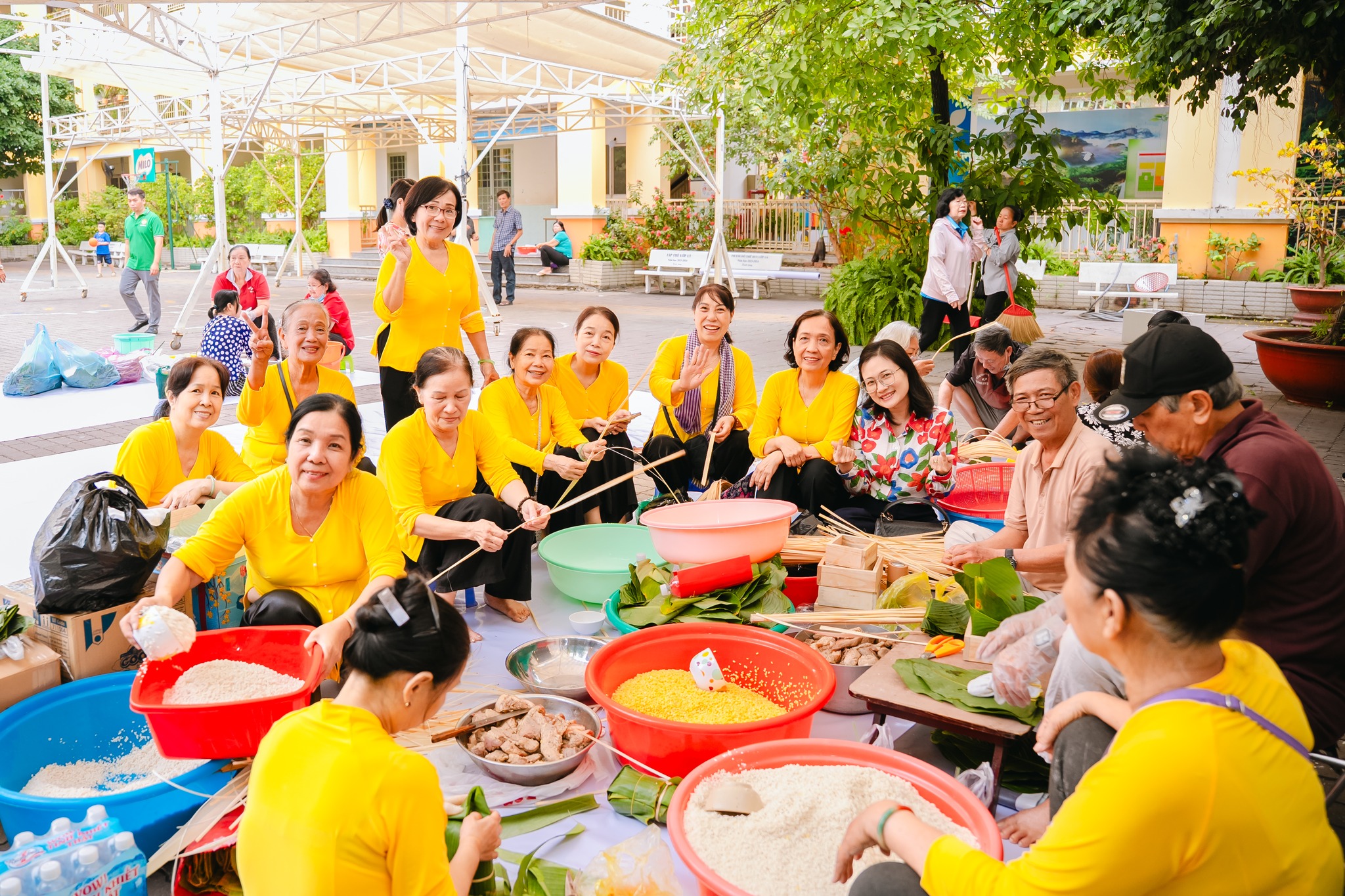 Giữ lửa nồi bánh nghĩa tình: Không khí đón Tết rộn ràng khắp các tỉnh phía Nam- Ảnh 2. Giữ lửa nồi bánh nghĩa tình: Không khí đón Tết rộn ràng khắp các tỉnh phía Nam- Ảnh 2.