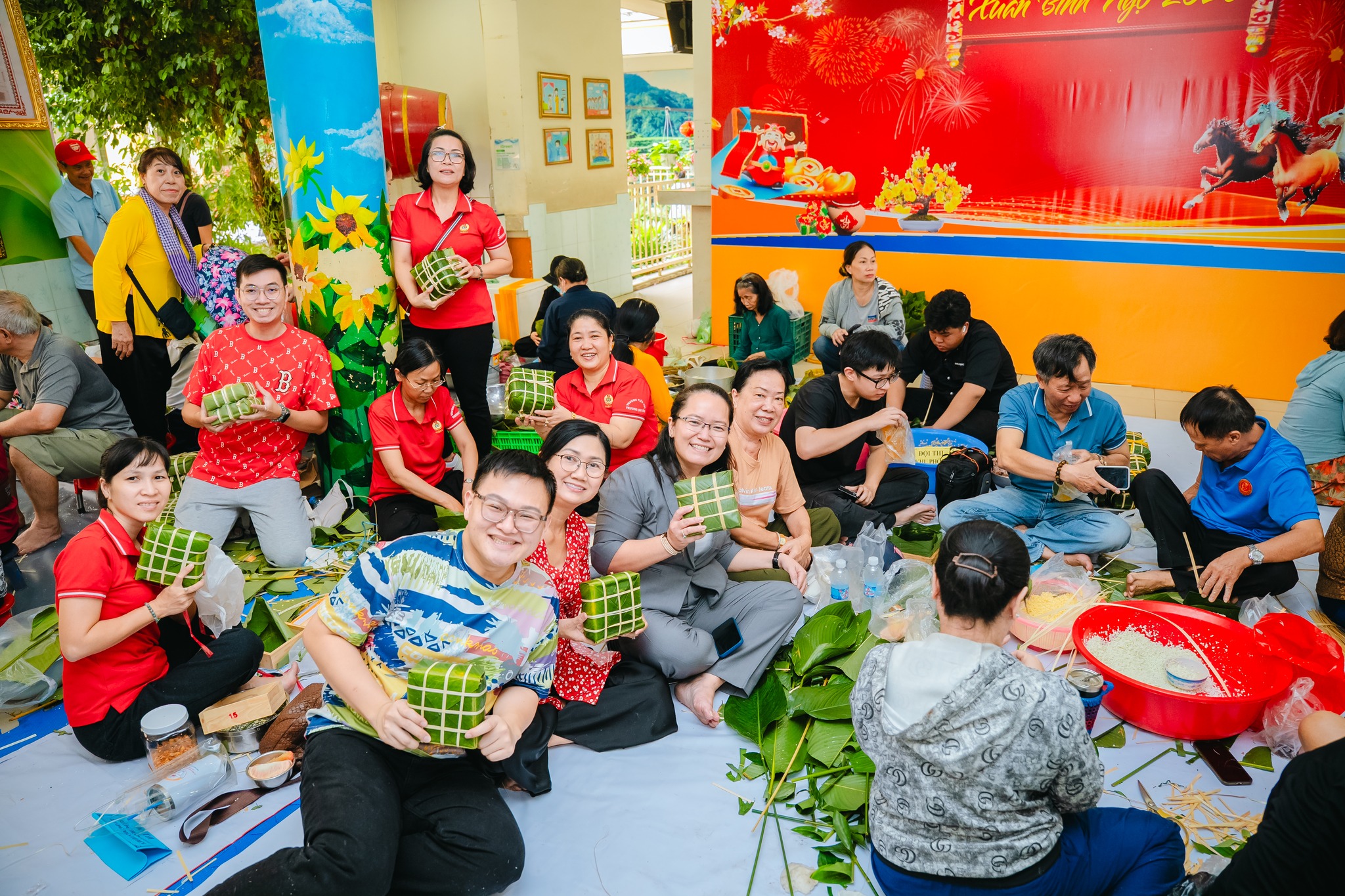 Giữ lửa nồi bánh nghĩa tình: Không khí đón Tết rộn ràng khắp các tỉnh phía Nam- Ảnh 25. Giữ lửa nồi bánh nghĩa tình: Không khí đón Tết rộn ràng khắp các tỉnh phía Nam- Ảnh 25.