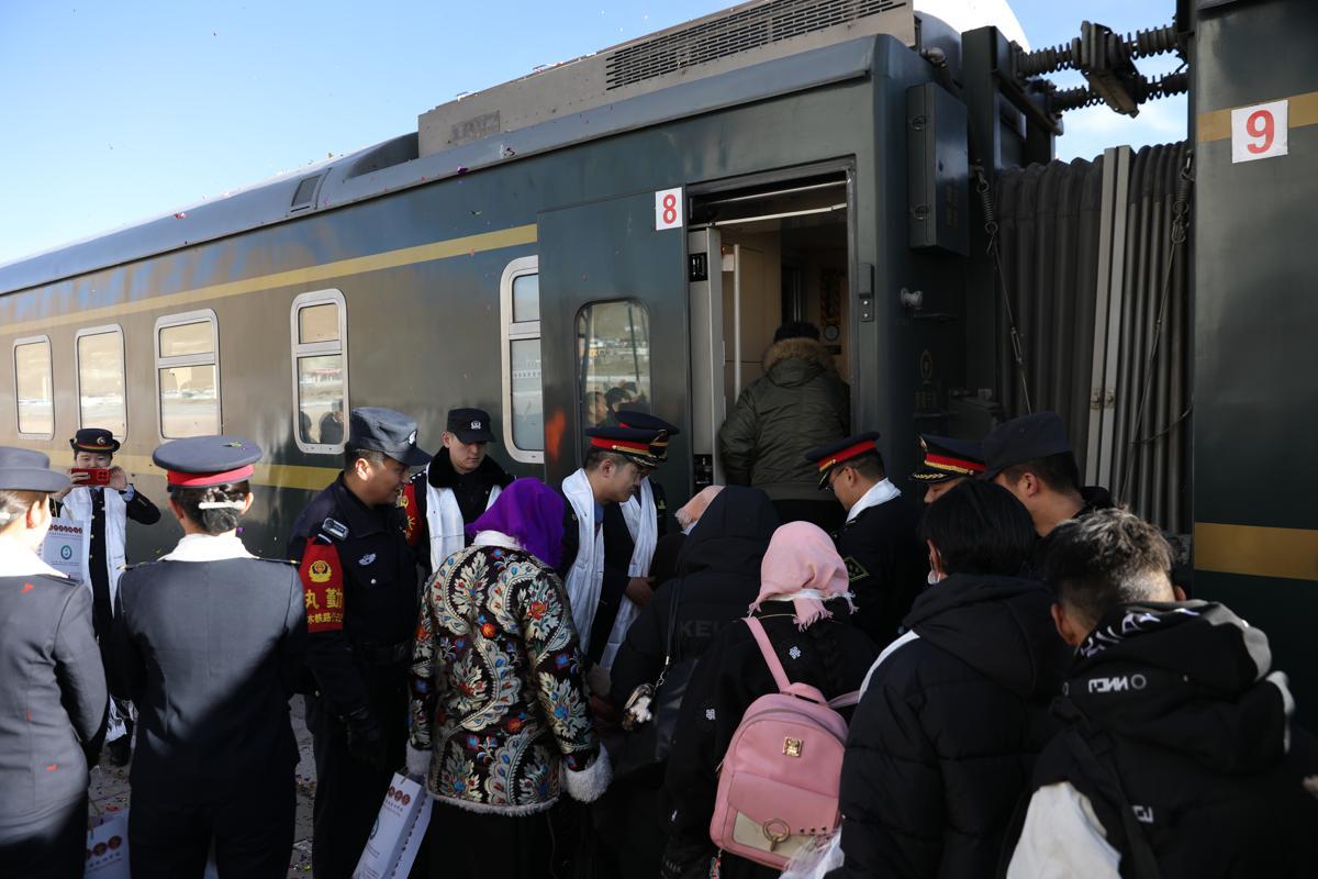 Nh&agrave; ga đường sắt cao nhất Trung Quốc đ&oacute;n đợt cao điểm đi lại Tết Nguy&ecirc;n đ&aacute;n đầu ti&ecirc;n- Ảnh 3.