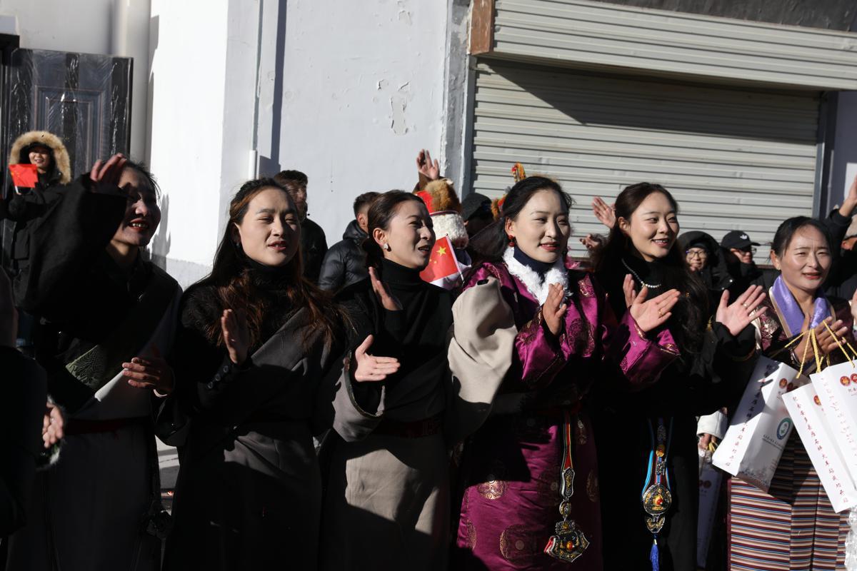 Nh&agrave; ga đường sắt cao nhất Trung Quốc đ&oacute;n đợt cao điểm đi lại Tết Nguy&ecirc;n đ&aacute;n đầu ti&ecirc;n- Ảnh 2.