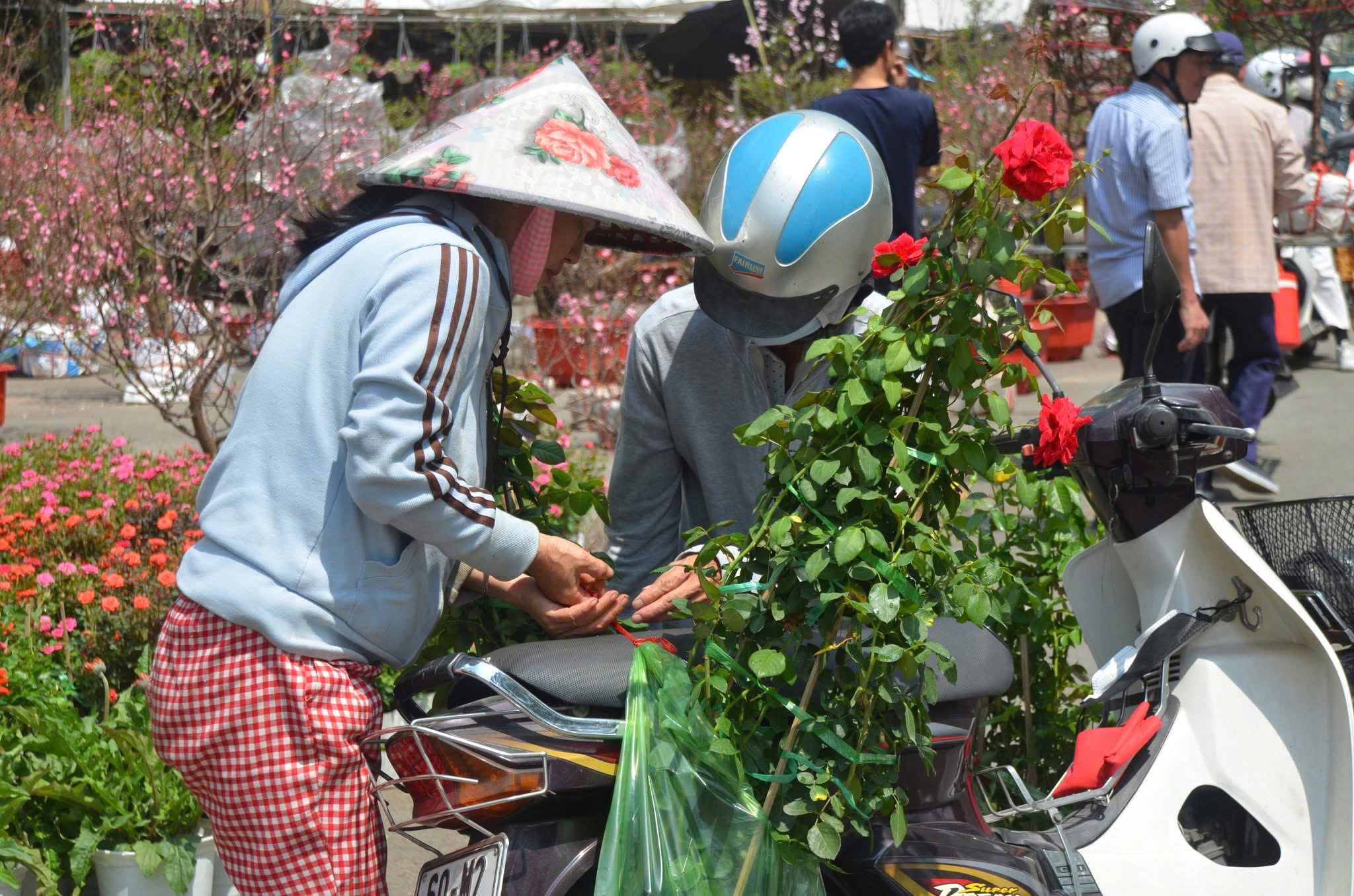 Đồng Nai: Siêu thị quá tải, chợ đông kín, quà Valentine hút khách- Ảnh 9. Đồng Nai: Siêu thị quá tải, chợ đông kín, quà Valentine hút khách- Ảnh 9.