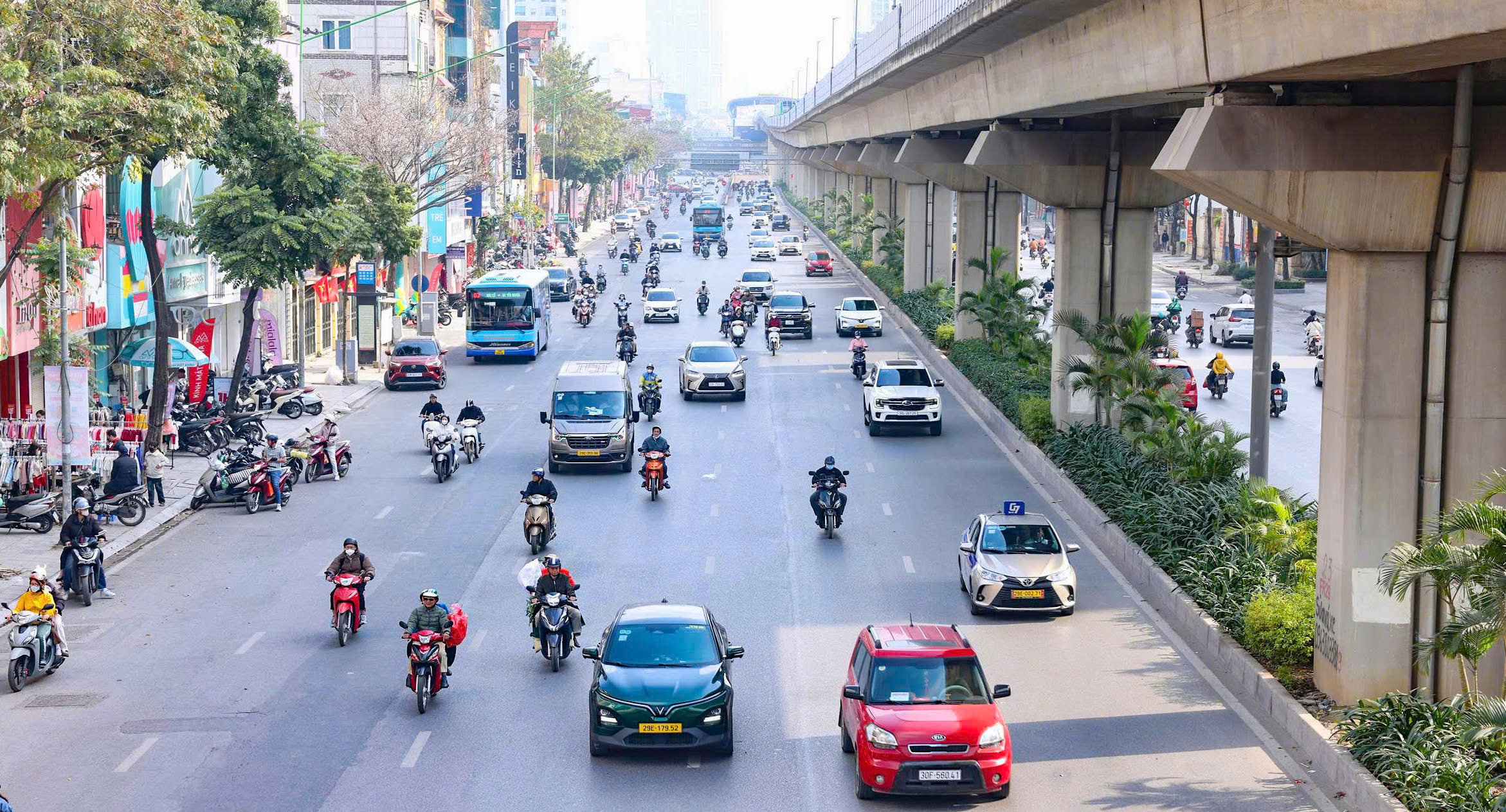 27 Tết Bính Ngọ: Thủ đô thênh thang trong buổi sáng đầu kỳ nghỉ- Ảnh 11. 27 Tết Bính Ngọ: Thủ đô thênh thang trong buổi sáng đầu kỳ nghỉ- Ảnh 11.