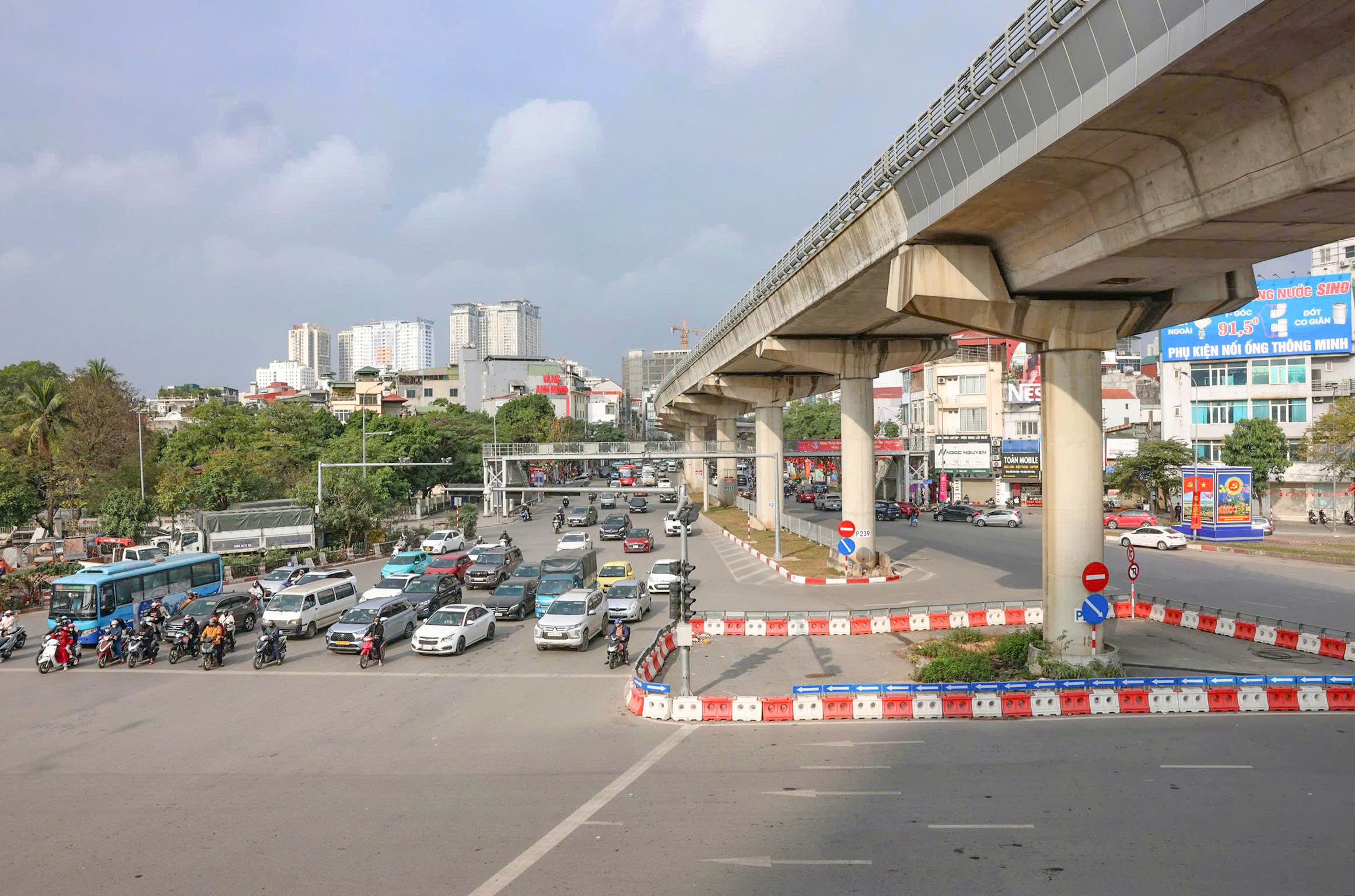 27 Tết Bính Ngọ: Thủ đô thênh thang trong buổi sáng đầu kỳ nghỉ- Ảnh 3. 27 Tết Bính Ngọ: Thủ đô thênh thang trong buổi sáng đầu kỳ nghỉ- Ảnh 3.