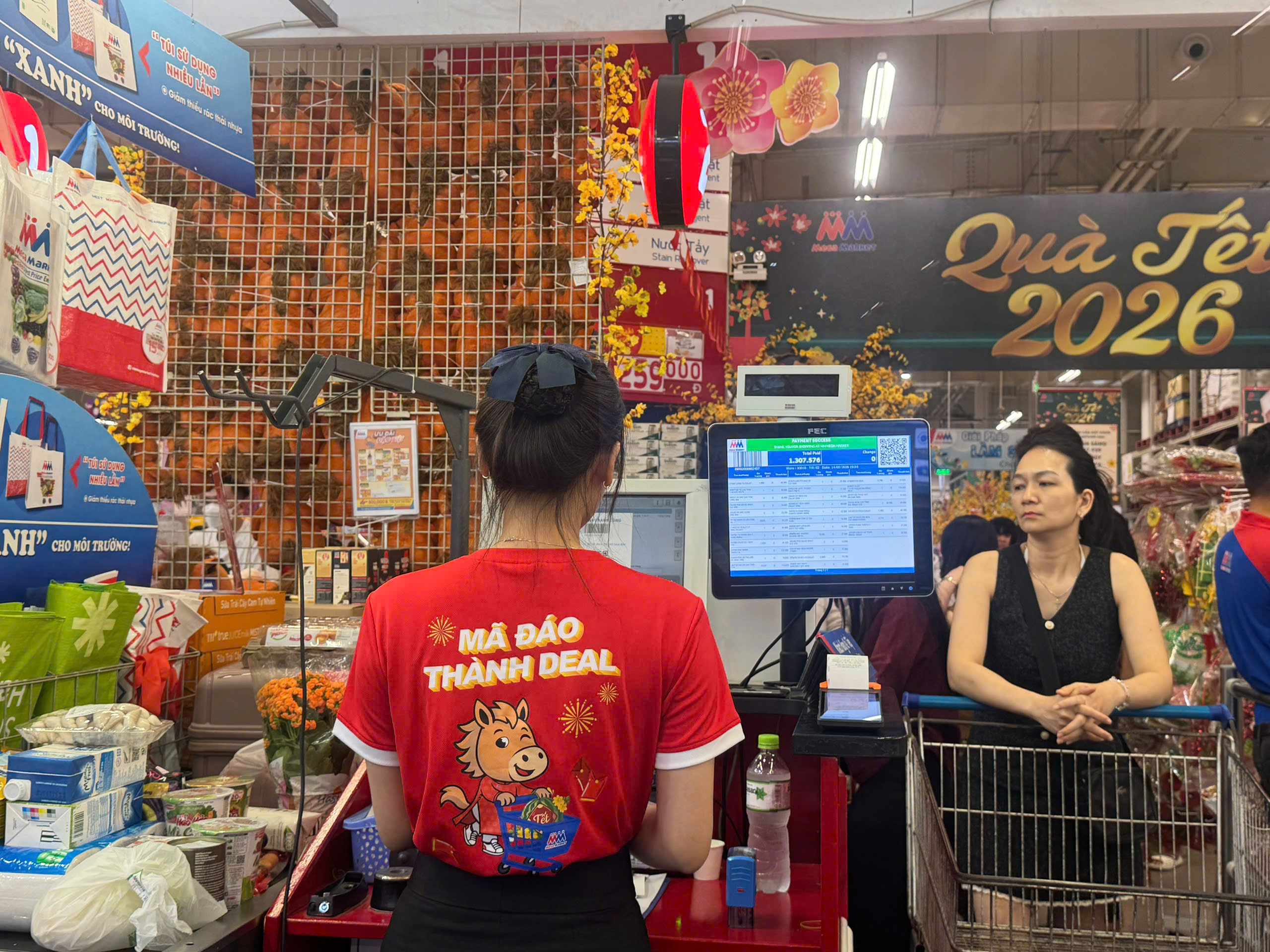 Đồng Nai: Siêu thị quá tải, chợ đông kín, quà Valentine hút khách- Ảnh 11. Đồng Nai: Siêu thị quá tải, chợ đông kín, quà Valentine hút khách- Ảnh 11.