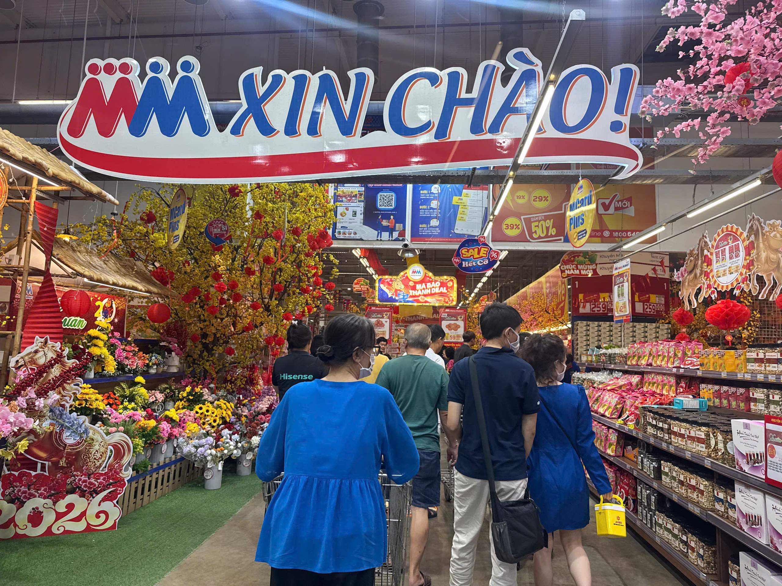 Đồng Nai: Siêu thị quá tải, chợ đông kín, quà Valentine hút khách- Ảnh 2. Đồng Nai: Siêu thị quá tải, chợ đông kín, quà Valentine hút khách- Ảnh 2.