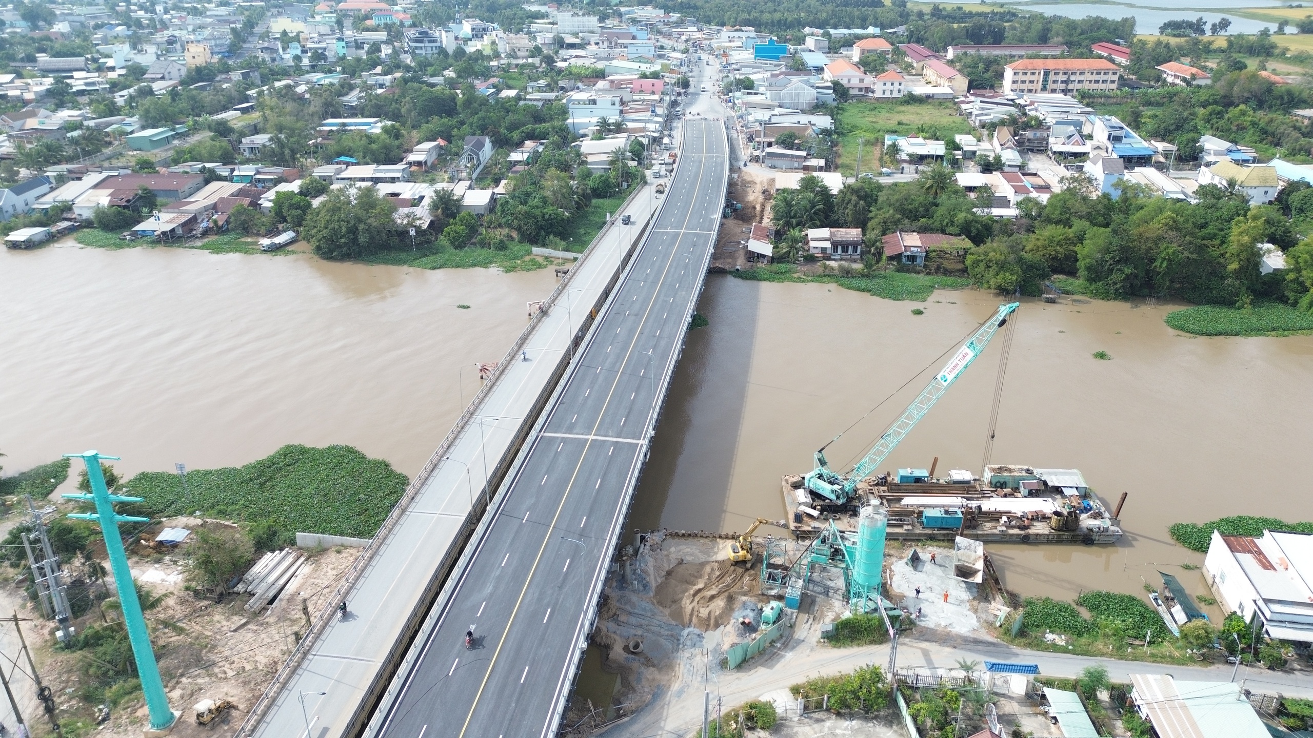 Ho&agrave;n th&agrave;nh th&aacute;o dỡ cầu Mộc H&oacute;a cũ, khơi th&ocirc;ng giao th&ocirc;ng thủy tr&ecirc;n QL62- Ảnh 2.