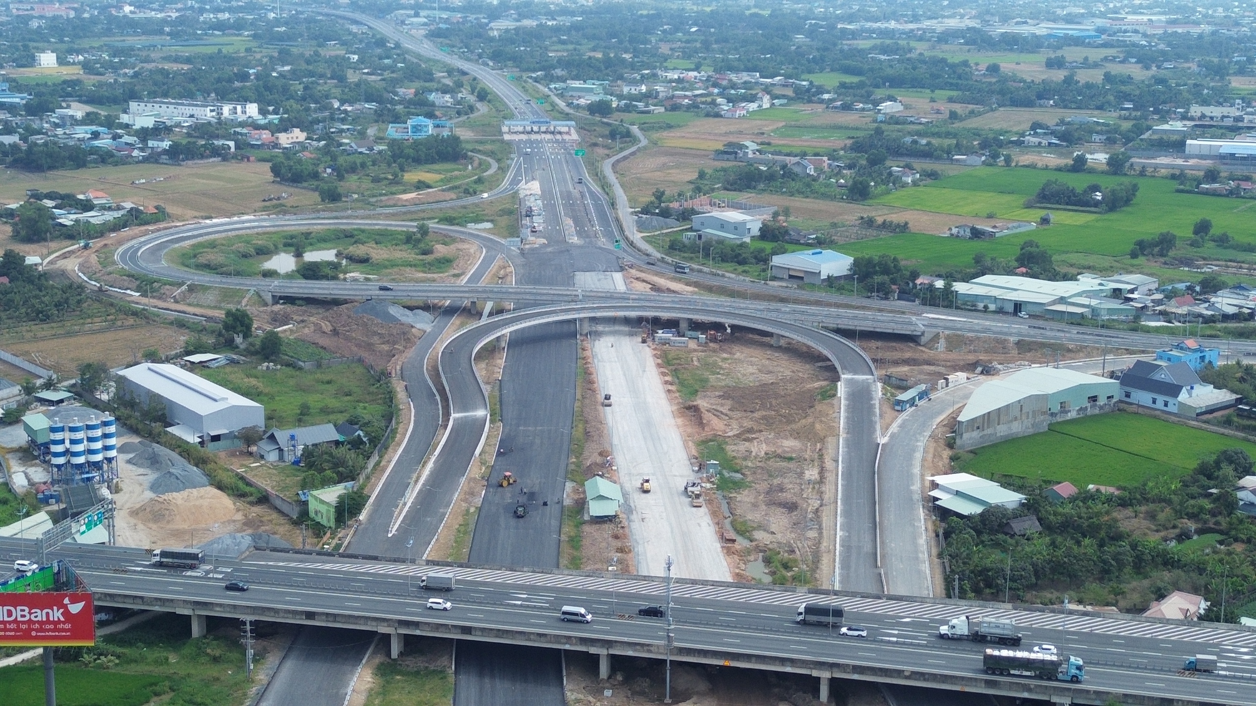 Dự án Vành đai 3 qua Tây Ninh tăng tốc về đích, đã hoàn thành hơn 90% khối lượng- Ảnh 2. Dự án Vành đai 3 qua Tây Ninh tăng tốc về đích, đã hoàn thành hơn 90% khối lượng- Ảnh 2.