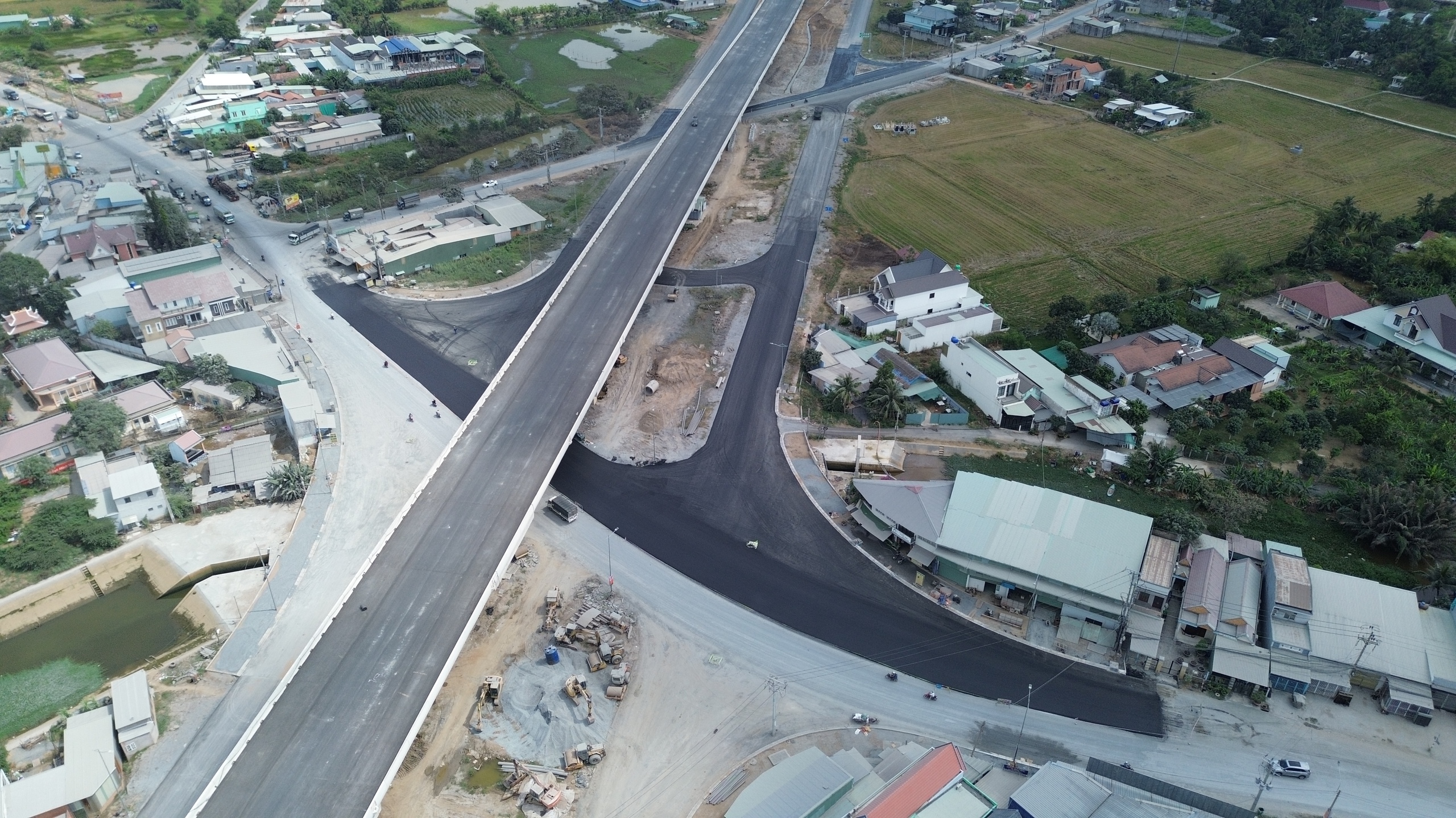 Dự án Vành đai 3 qua Tây Ninh tăng tốc về đích, đã hoàn thành hơn 90% khối lượng- Ảnh 5. Dự án Vành đai 3 qua Tây Ninh tăng tốc về đích, đã hoàn thành hơn 90% khối lượng- Ảnh 5.