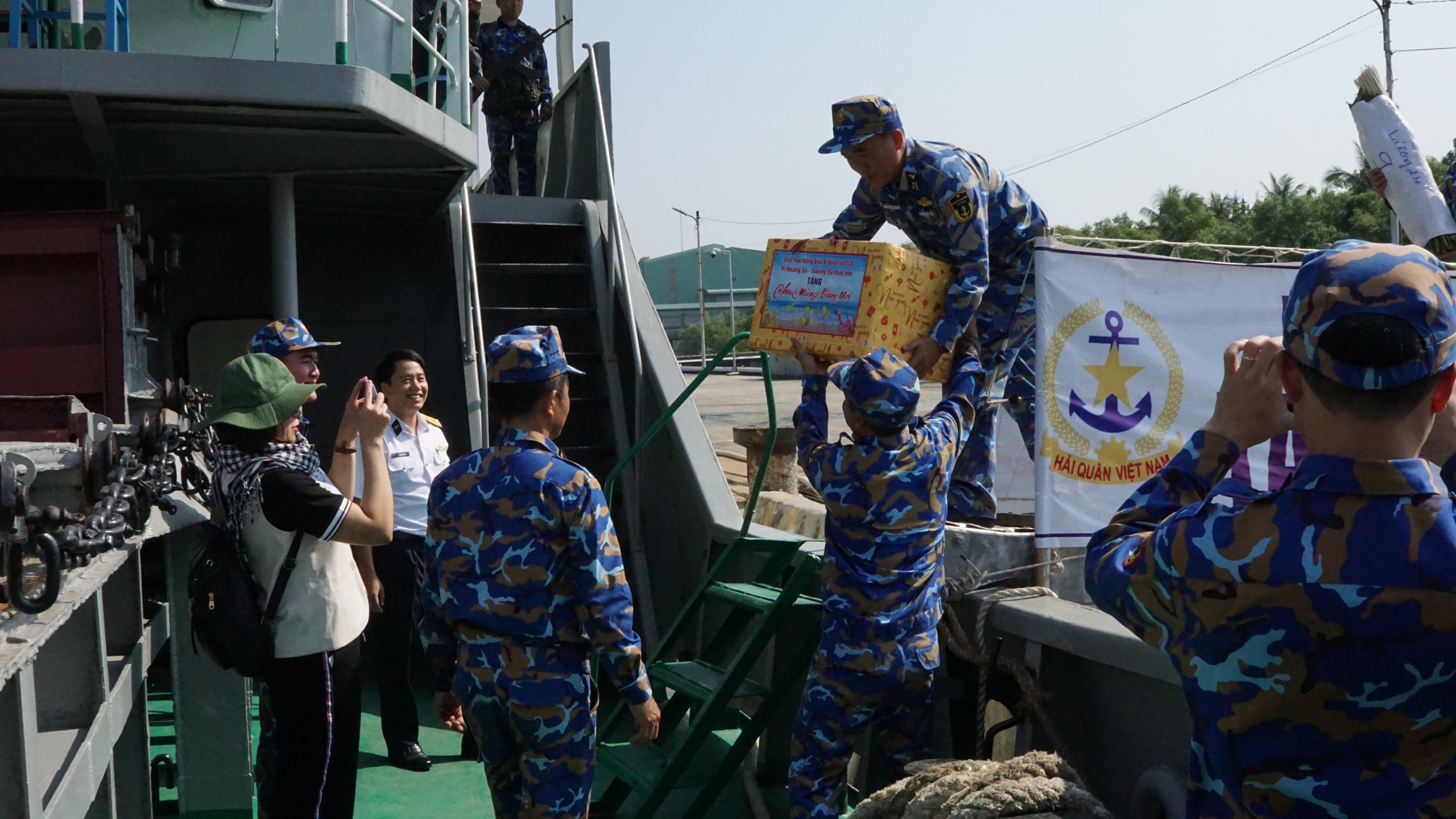 Giữa biển trời m&ecirc;nh mang, những người l&iacute;nh trẻ đ&oacute;n một m&ugrave;a xu&acirc;n kh&aacute;c- Ảnh 8.