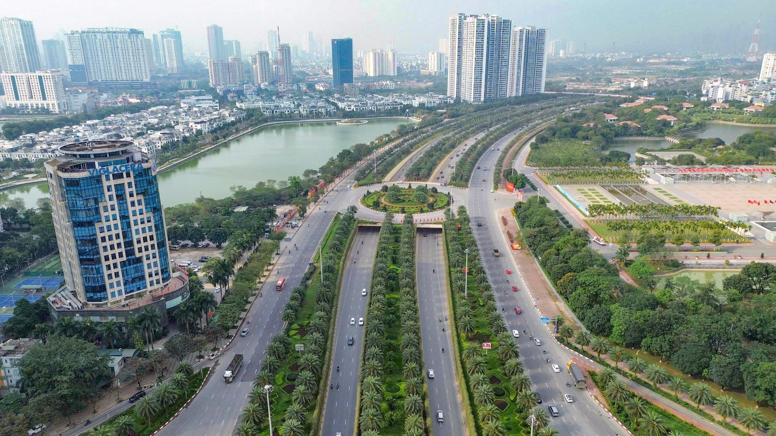 27 Tết Bính Ngọ: Thủ đô thênh thang trong buổi sáng đầu kỳ nghỉ- Ảnh 7. 27 Tết Bính Ngọ: Thủ đô thênh thang trong buổi sáng đầu kỳ nghỉ- Ảnh 7.