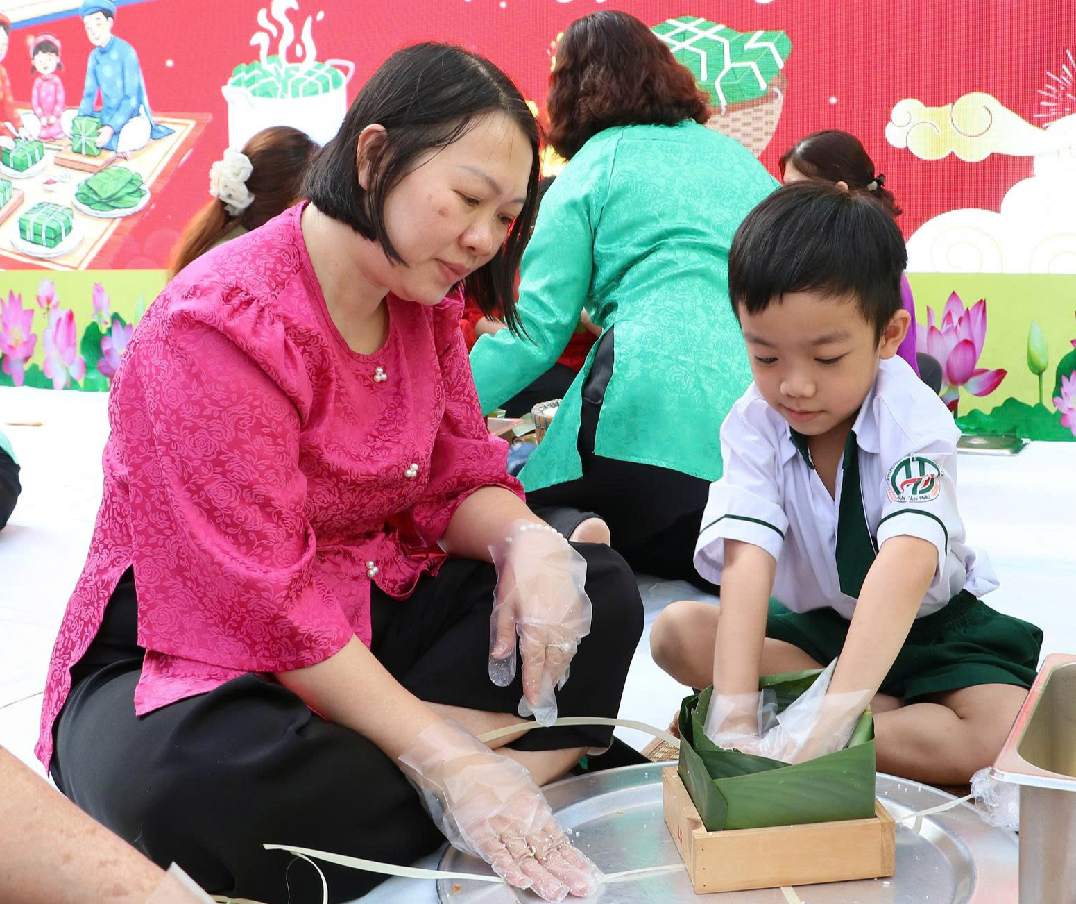 Giữ lửa nồi bánh nghĩa tình: Không khí đón Tết rộn ràng khắp các tỉnh phía Nam- Ảnh 10. Giữ lửa nồi bánh nghĩa tình: Không khí đón Tết rộn ràng khắp các tỉnh phía Nam- Ảnh 10.