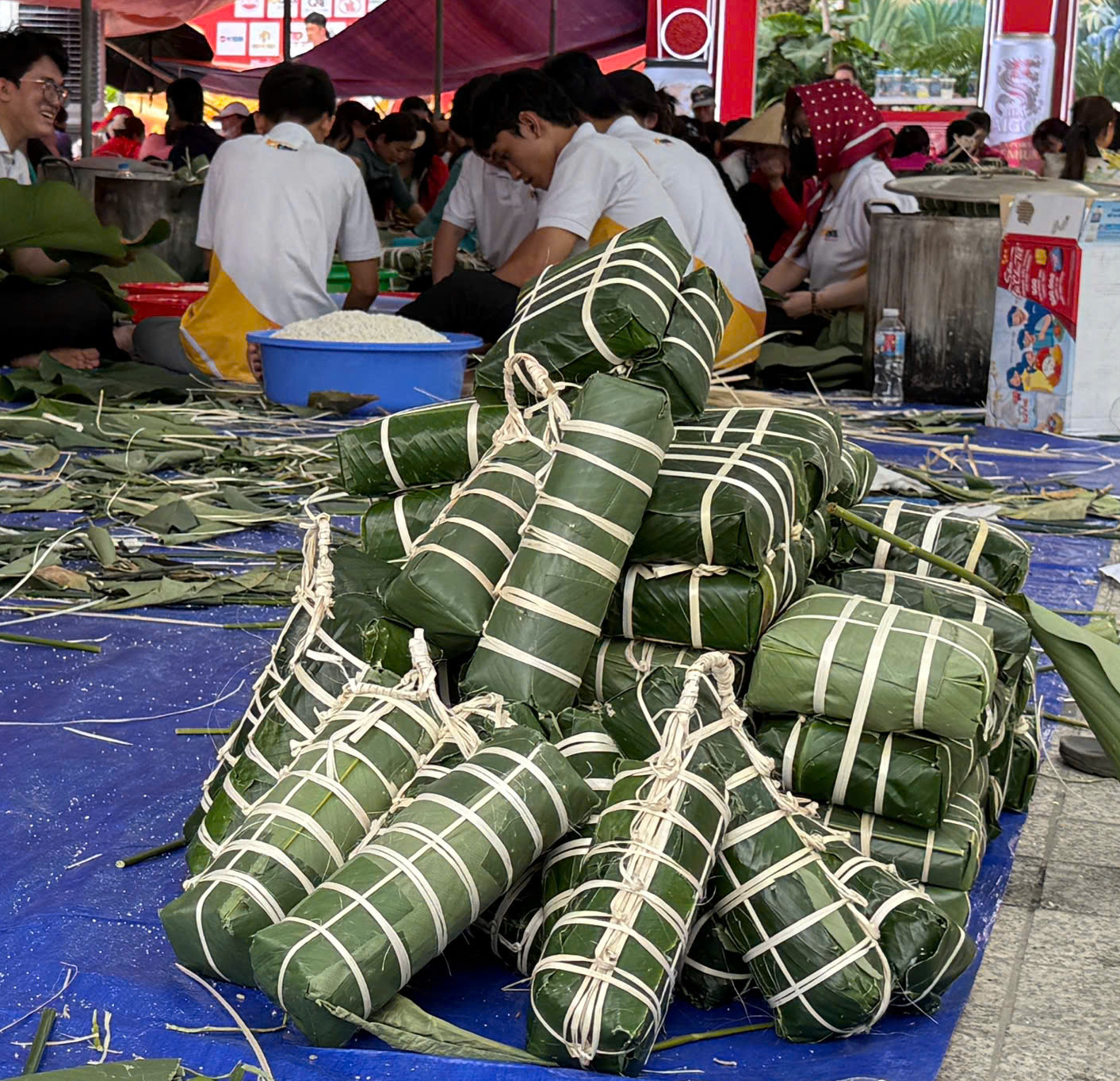 Giữ lửa nồi bánh nghĩa tình: Không khí đón Tết rộn ràng khắp các tỉnh phía Nam- Ảnh 8. Giữ lửa nồi bánh nghĩa tình: Không khí đón Tết rộn ràng khắp các tỉnh phía Nam- Ảnh 8.