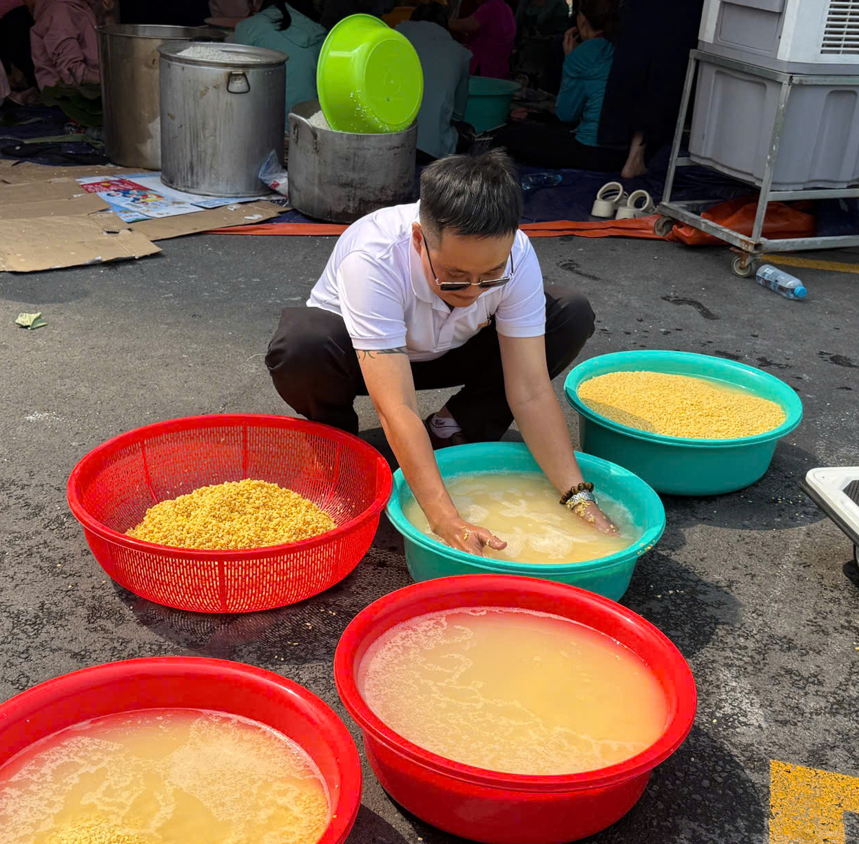 Giữ lửa nồi bánh nghĩa tình: Không khí đón Tết rộn ràng khắp các tỉnh phía Nam- Ảnh 7. Giữ lửa nồi bánh nghĩa tình: Không khí đón Tết rộn ràng khắp các tỉnh phía Nam- Ảnh 7.