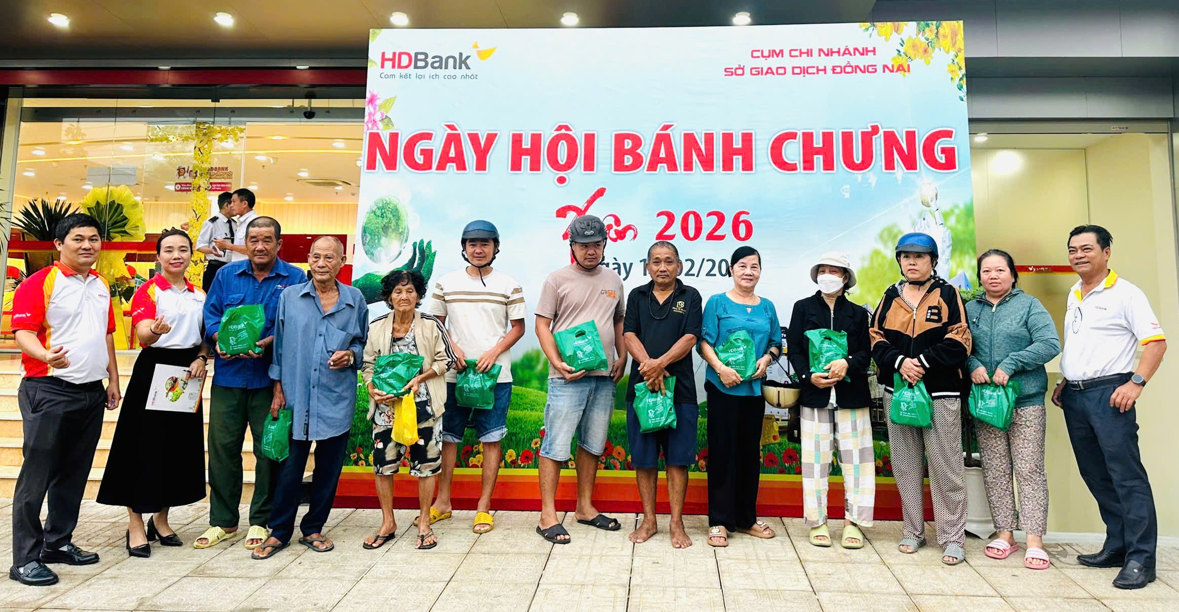 Giữ lửa nồi bánh nghĩa tình: Không khí đón Tết rộn ràng khắp các tỉnh phía Nam- Ảnh 15. Giữ lửa nồi bánh nghĩa tình: Không khí đón Tết rộn ràng khắp các tỉnh phía Nam- Ảnh 15.