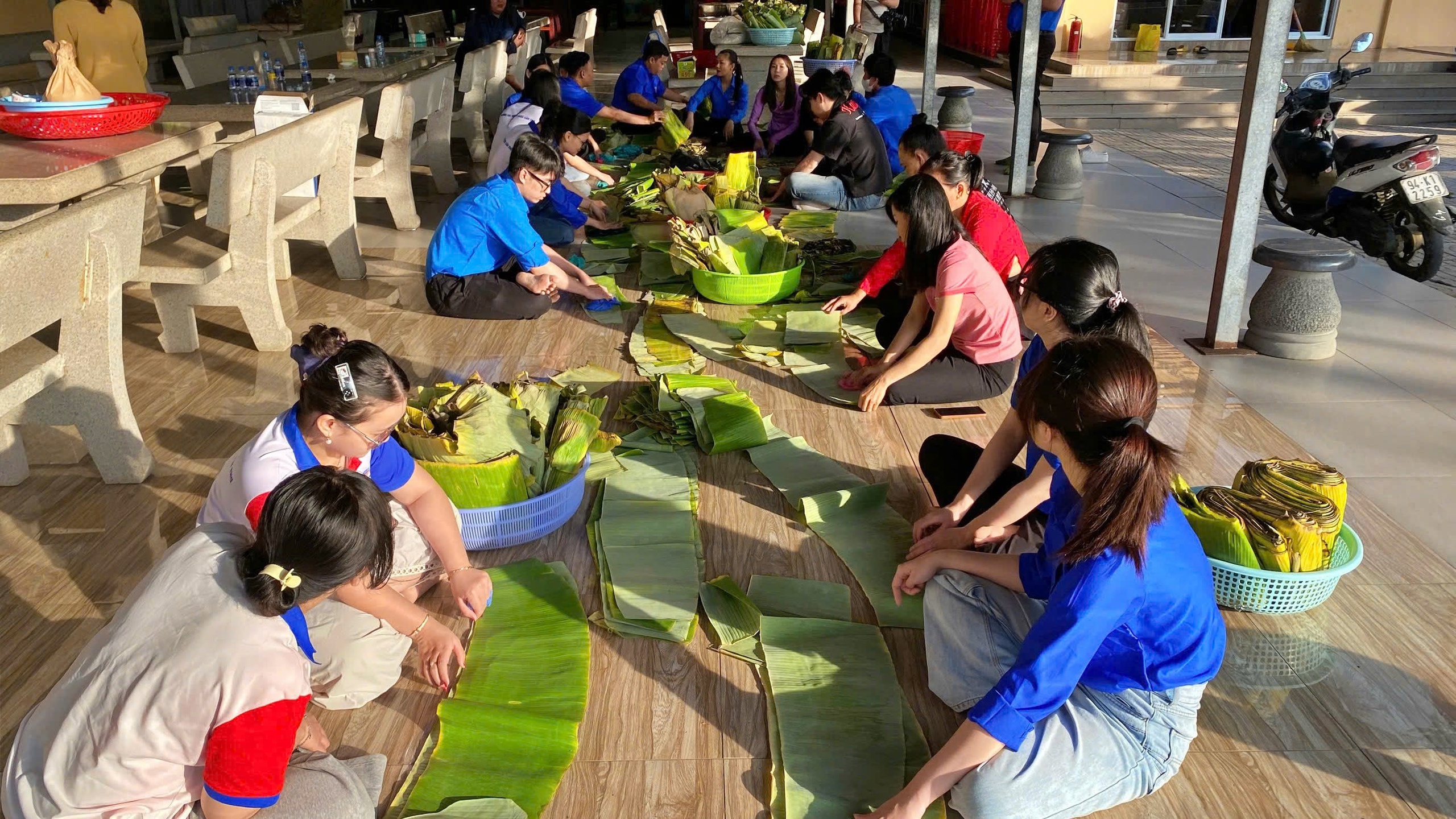 Giữ lửa nồi bánh nghĩa tình: Không khí đón Tết rộn ràng khắp các tỉnh phía Nam- Ảnh 16. Giữ lửa nồi bánh nghĩa tình: Không khí đón Tết rộn ràng khắp các tỉnh phía Nam- Ảnh 16.