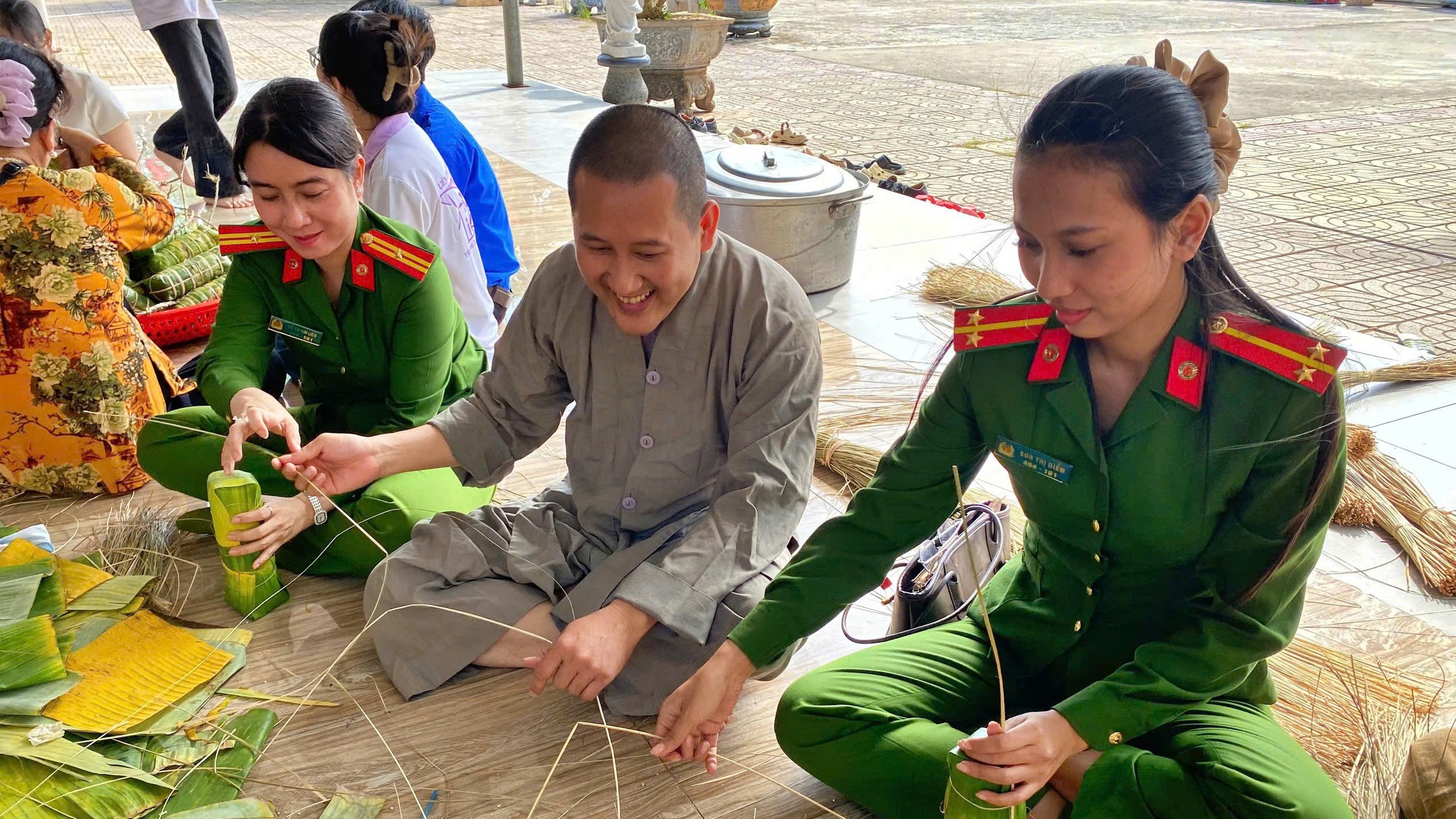 Giữ lửa nồi bánh nghĩa tình: Không khí đón Tết rộn ràng khắp các tỉnh phía Nam- Ảnh 17. Giữ lửa nồi bánh nghĩa tình: Không khí đón Tết rộn ràng khắp các tỉnh phía Nam- Ảnh 17.