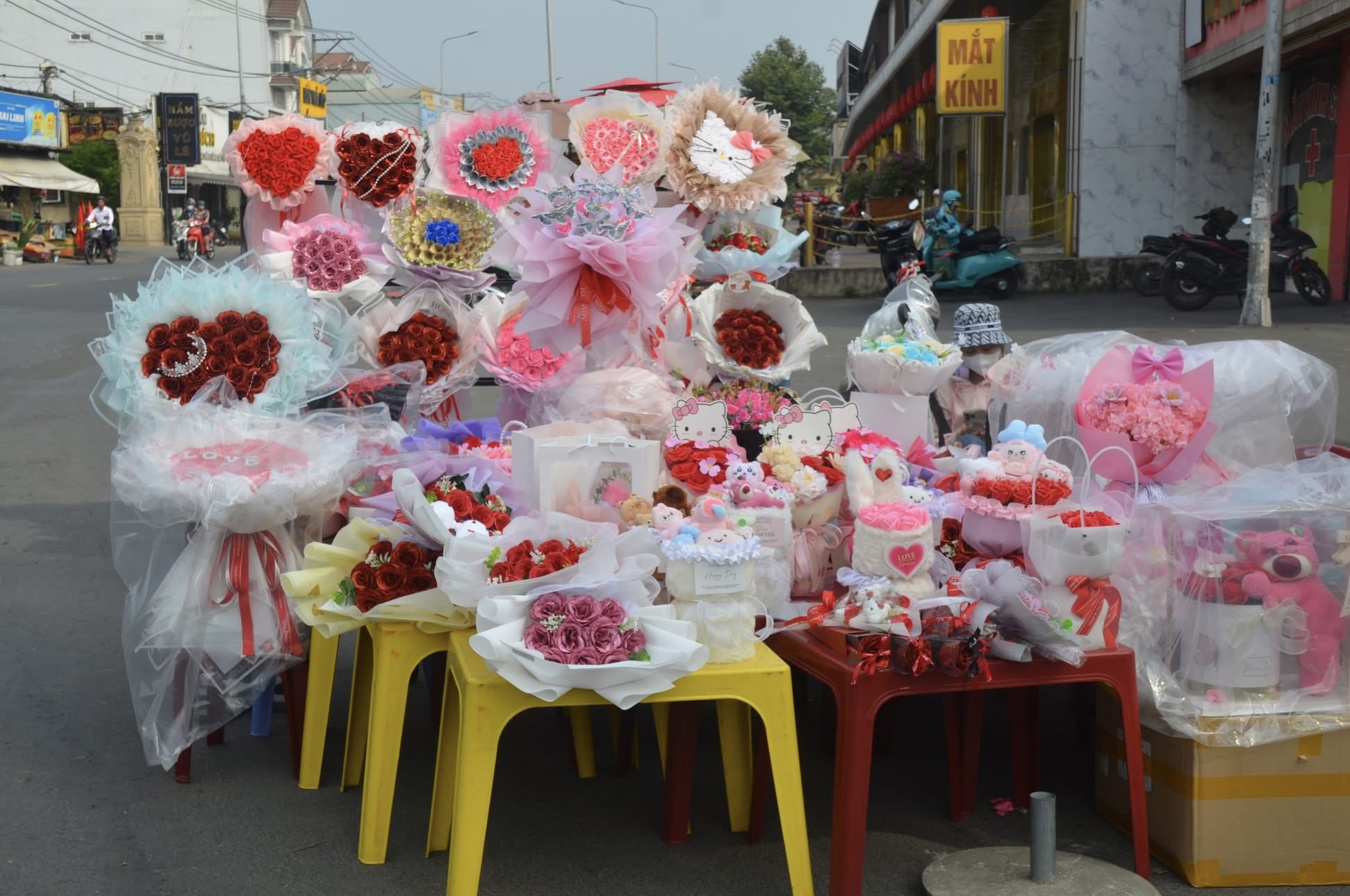Đồng Nai: Siêu thị quá tải, chợ đông kín, quà Valentine hút khách- Ảnh 14. Đồng Nai: Siêu thị quá tải, chợ đông kín, quà Valentine hút khách- Ảnh 14.