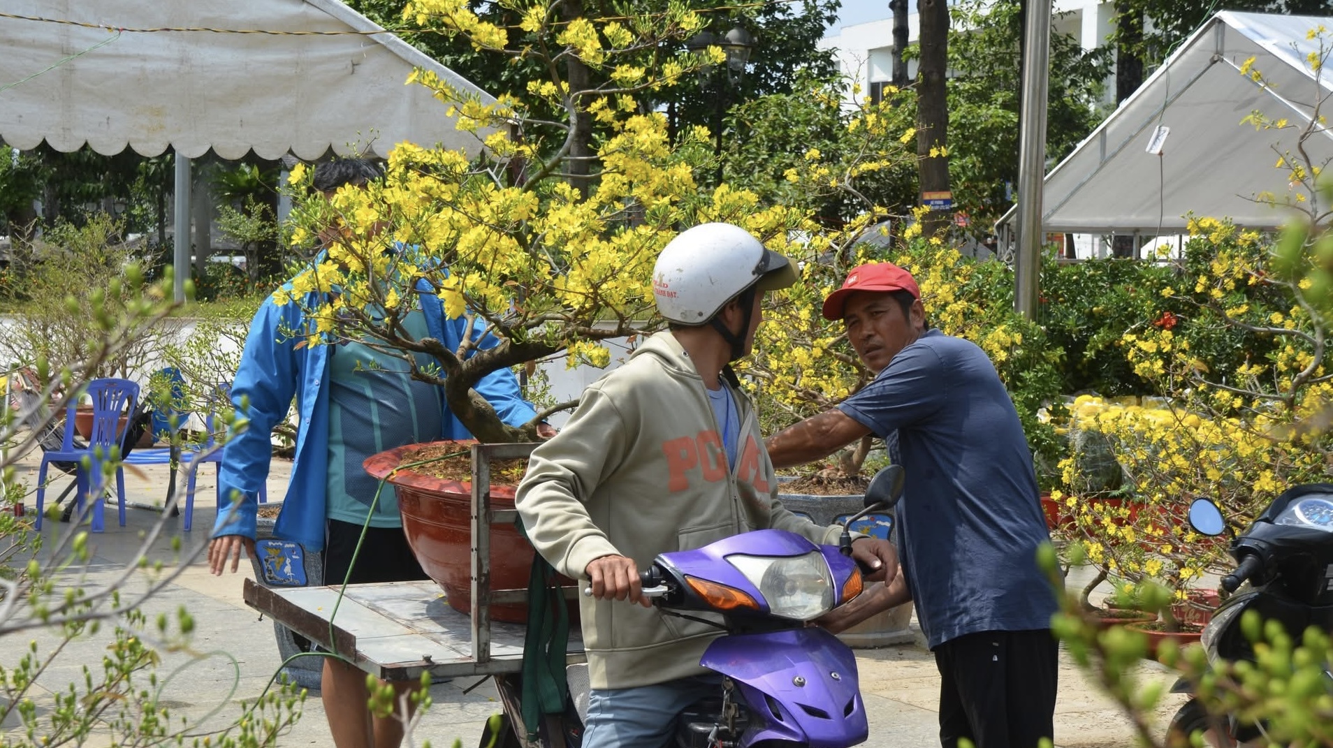 Đồng Nai: Siêu thị quá tải, chợ đông kín, quà Valentine hút khách- Ảnh 7. Đồng Nai: Siêu thị quá tải, chợ đông kín, quà Valentine hút khách- Ảnh 7.