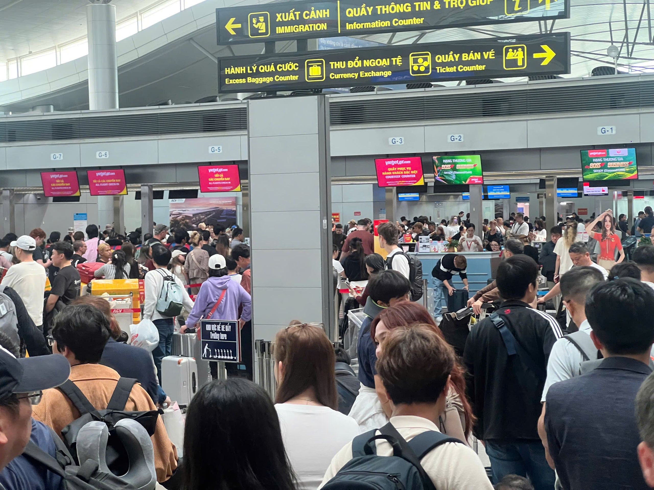 Cao điểm 28 Tết: H&agrave;ng kh&ocirc;ng, bến xe TP.HCM &ldquo;tăng nhiệt&rdquo;, phố x&aacute; thưa vắng- Ảnh 1.