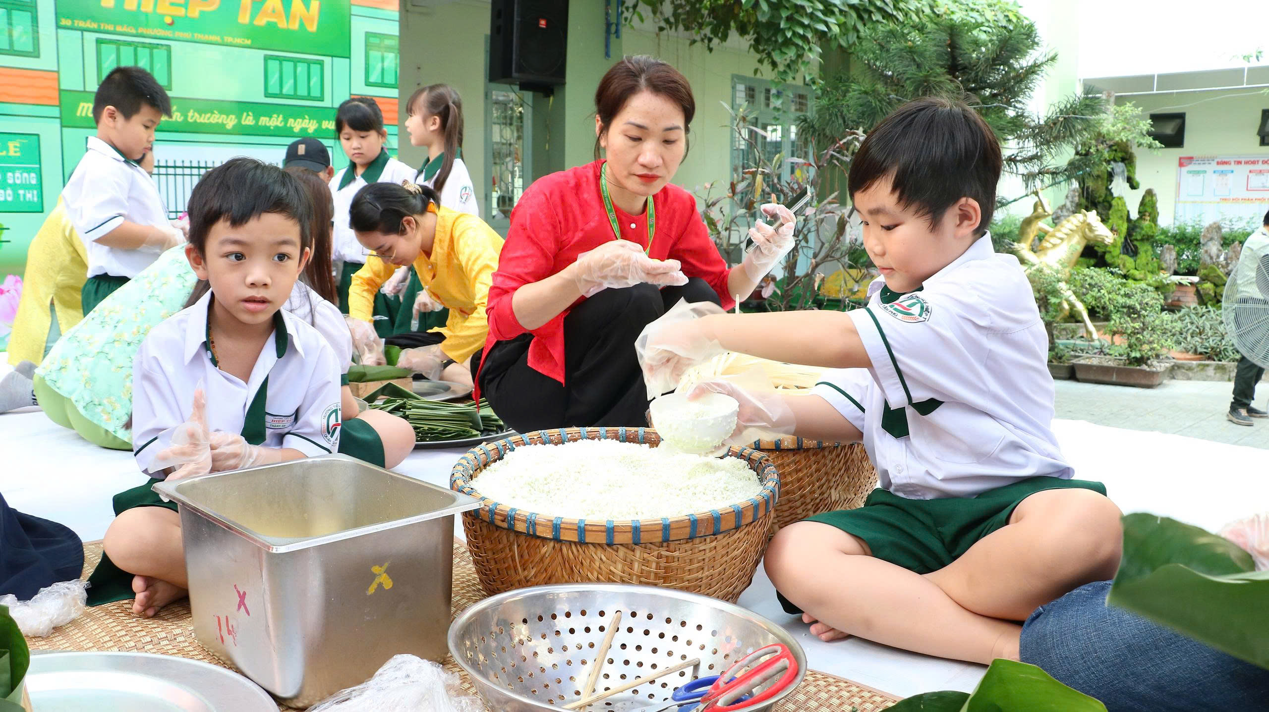 Giữ lửa nồi bánh nghĩa tình: Không khí đón Tết rộn ràng khắp các tỉnh phía Nam- Ảnh 9. Giữ lửa nồi bánh nghĩa tình: Không khí đón Tết rộn ràng khắp các tỉnh phía Nam- Ảnh 9.