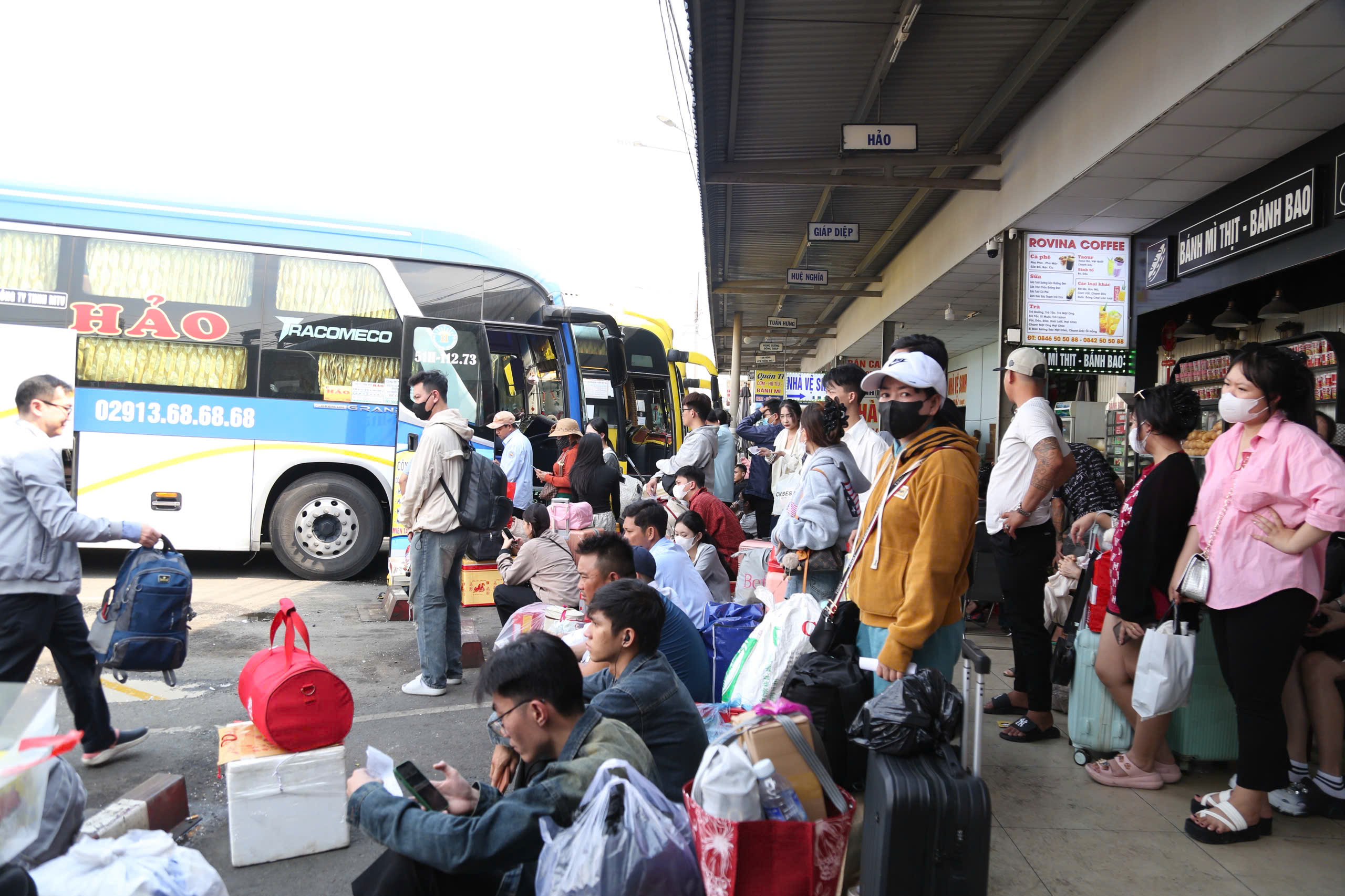 S&acirc;n bay T&acirc;n Sơn Nhất đ&oacute;n gần 159.000 kh&aacute;ch ng&agrave;y 27 Tết, bến xe TP.HCM cũng đ&ocirc;ng nghẹt- Ảnh 3.