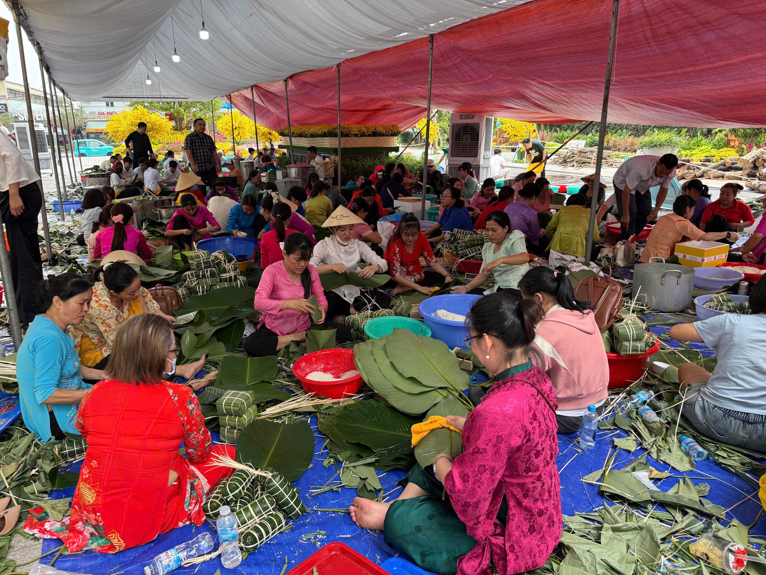 Giữ lửa nồi bánh nghĩa tình: Không khí đón Tết rộn ràng khắp các tỉnh phía Nam- Ảnh 6. Giữ lửa nồi bánh nghĩa tình: Không khí đón Tết rộn ràng khắp các tỉnh phía Nam- Ảnh 6.