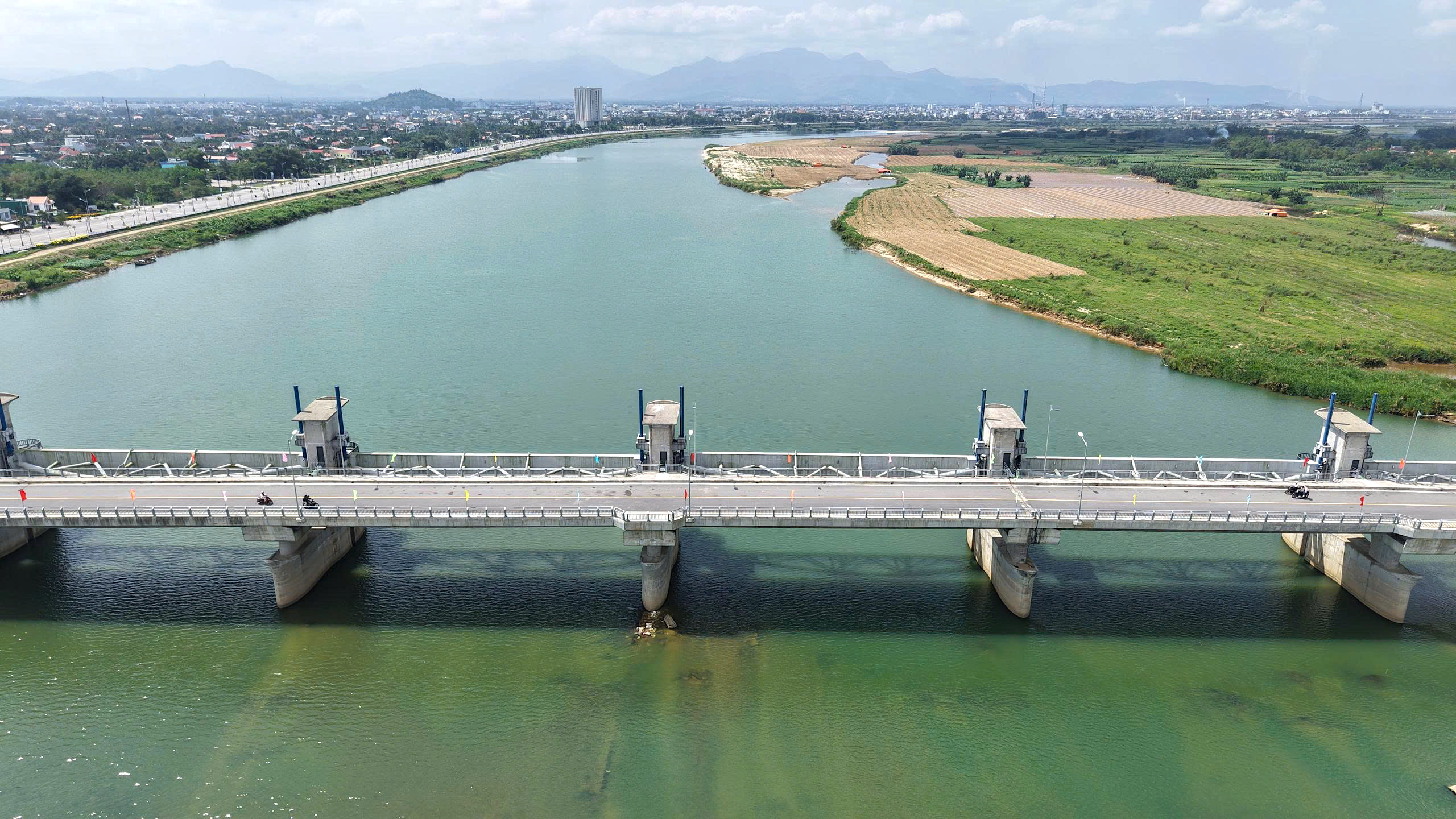 Đập d&acirc;ng lớn nhất Quảng Ng&atilde;i th&ocirc;ng xe, người d&acirc;n phấn khởi đi lại dịp Tết- Ảnh 1.