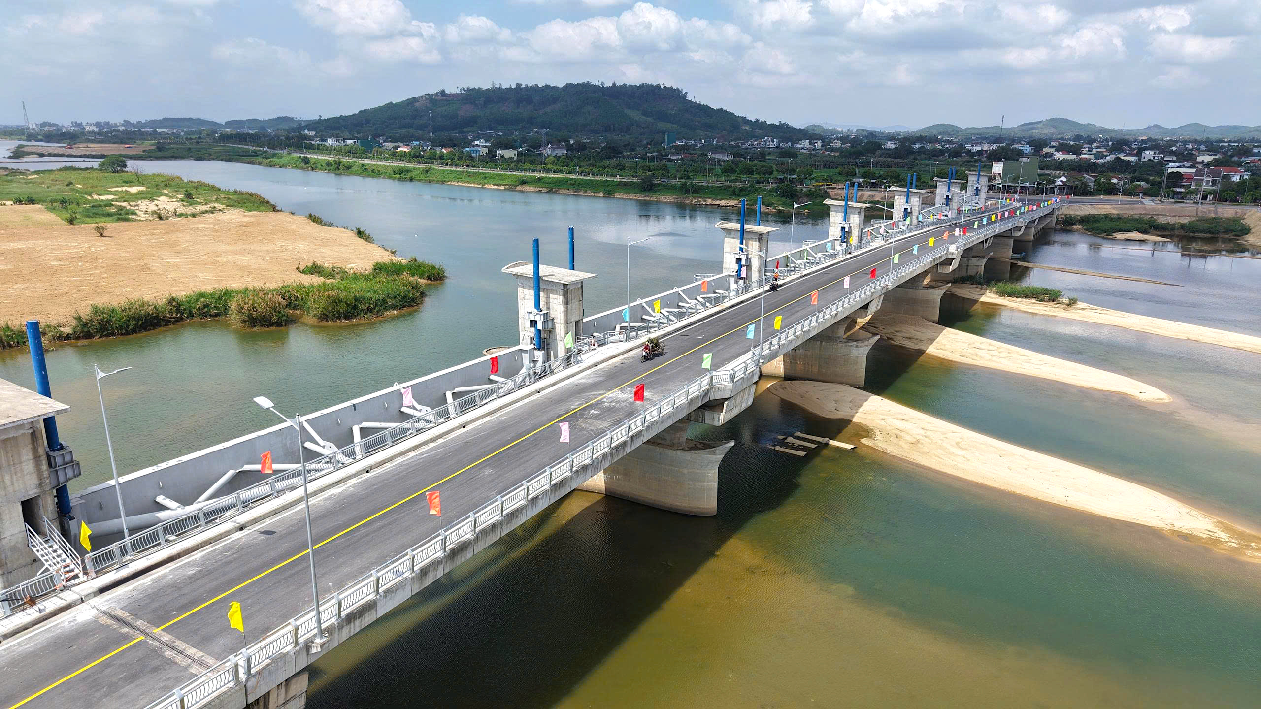 Đập d&acirc;ng lớn nhất Quảng Ng&atilde;i th&ocirc;ng xe, người d&acirc;n phấn khởi đi lại dịp Tết- Ảnh 2.