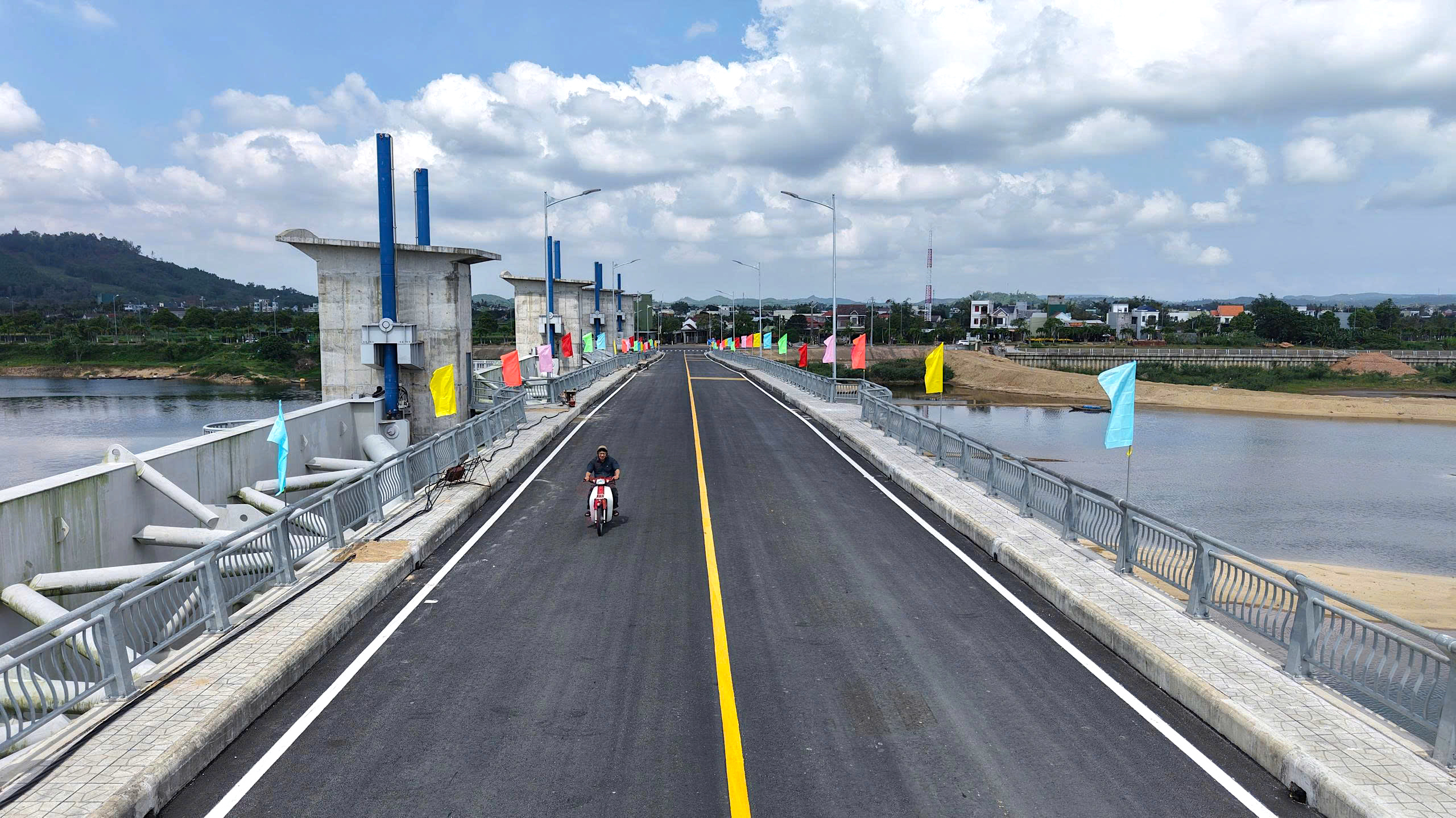 Đập d&acirc;ng lớn nhất Quảng Ng&atilde;i th&ocirc;ng xe, người d&acirc;n phấn khởi đi lại dịp Tết- Ảnh 3.