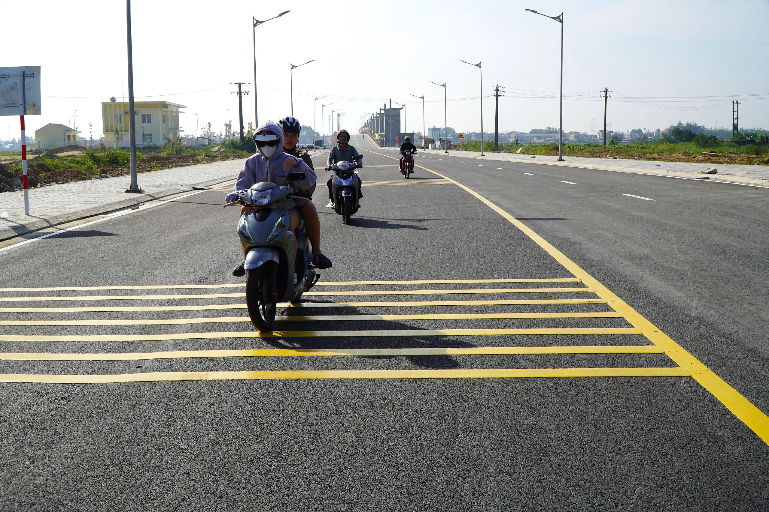 Đập d&acirc;ng lớn nhất Quảng Ng&atilde;i th&ocirc;ng xe, người d&acirc;n phấn khởi đi lại dịp Tết- Ảnh 5.