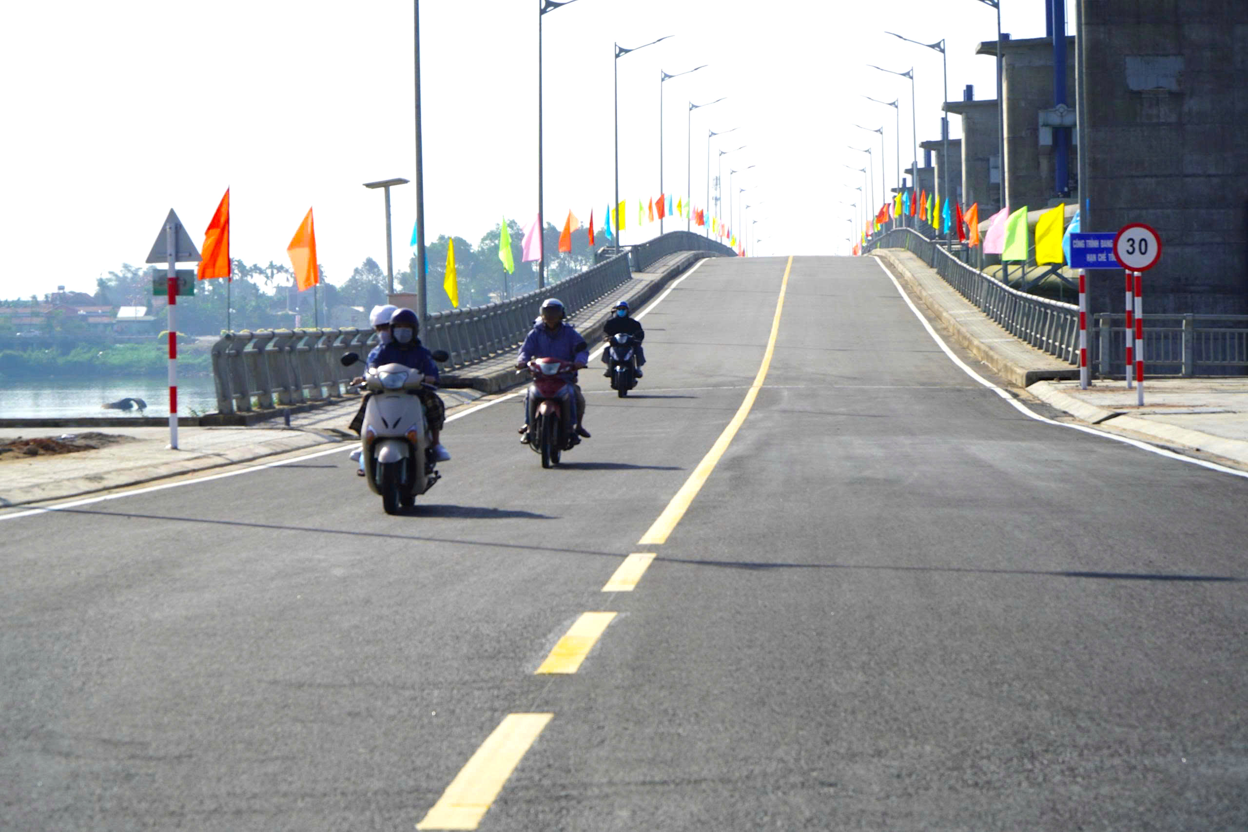 Đập d&acirc;ng lớn nhất Quảng Ng&atilde;i th&ocirc;ng xe, người d&acirc;n phấn khởi đi lại dịp Tết- Ảnh 6.