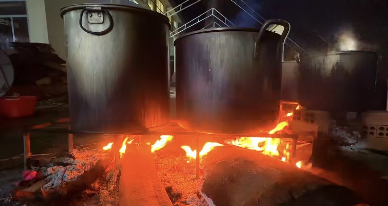 Giữ lửa nồi bánh nghĩa tình: Không khí đón Tết rộn ràng khắp các tỉnh phía Nam- Ảnh 12. Giữ lửa nồi bánh nghĩa tình: Không khí đón Tết rộn ràng khắp các tỉnh phía Nam- Ảnh 12.