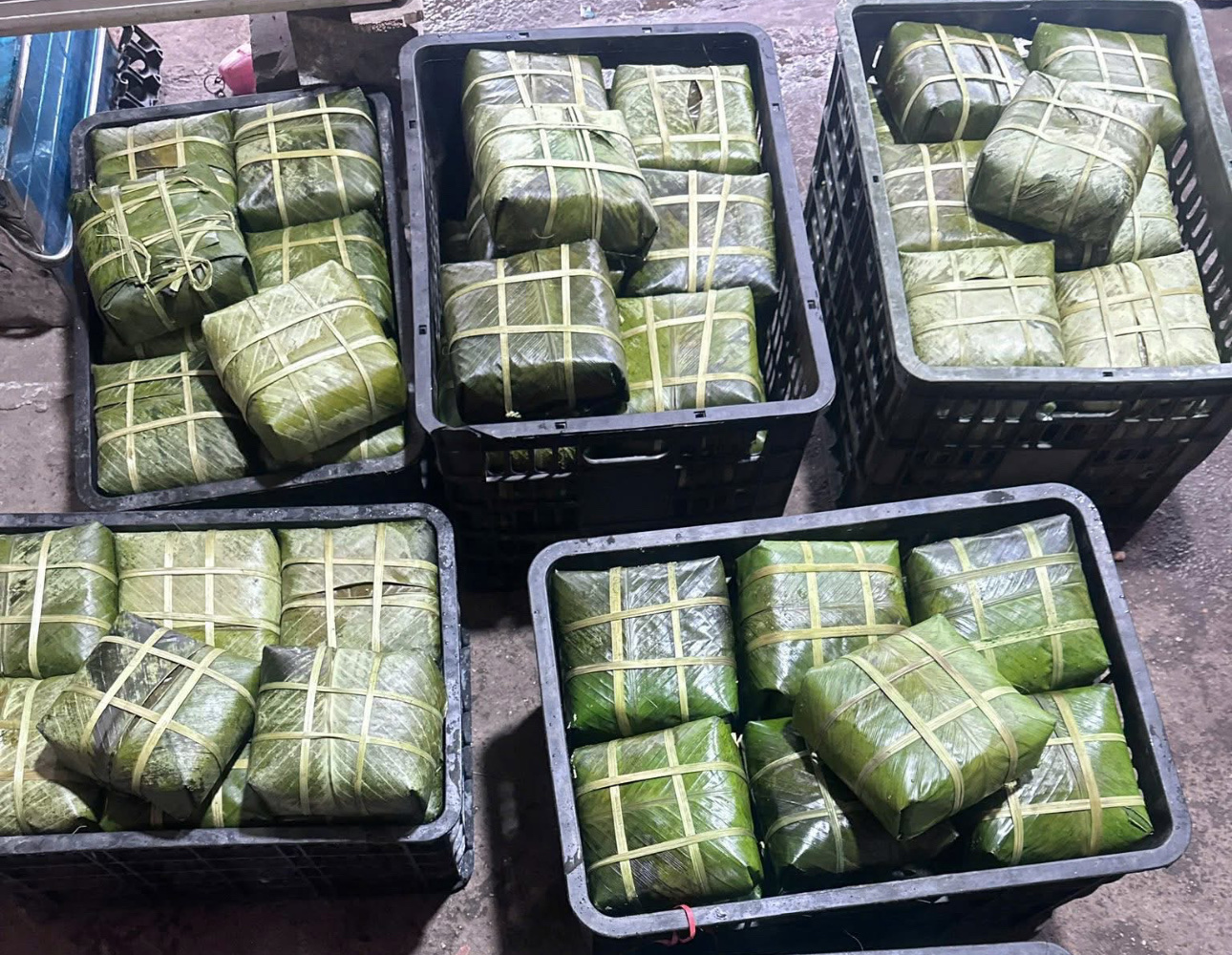 Giữ lửa nồi bánh nghĩa tình: Không khí đón Tết rộn ràng khắp các tỉnh phía Nam- Ảnh 13. Giữ lửa nồi bánh nghĩa tình: Không khí đón Tết rộn ràng khắp các tỉnh phía Nam- Ảnh 13.