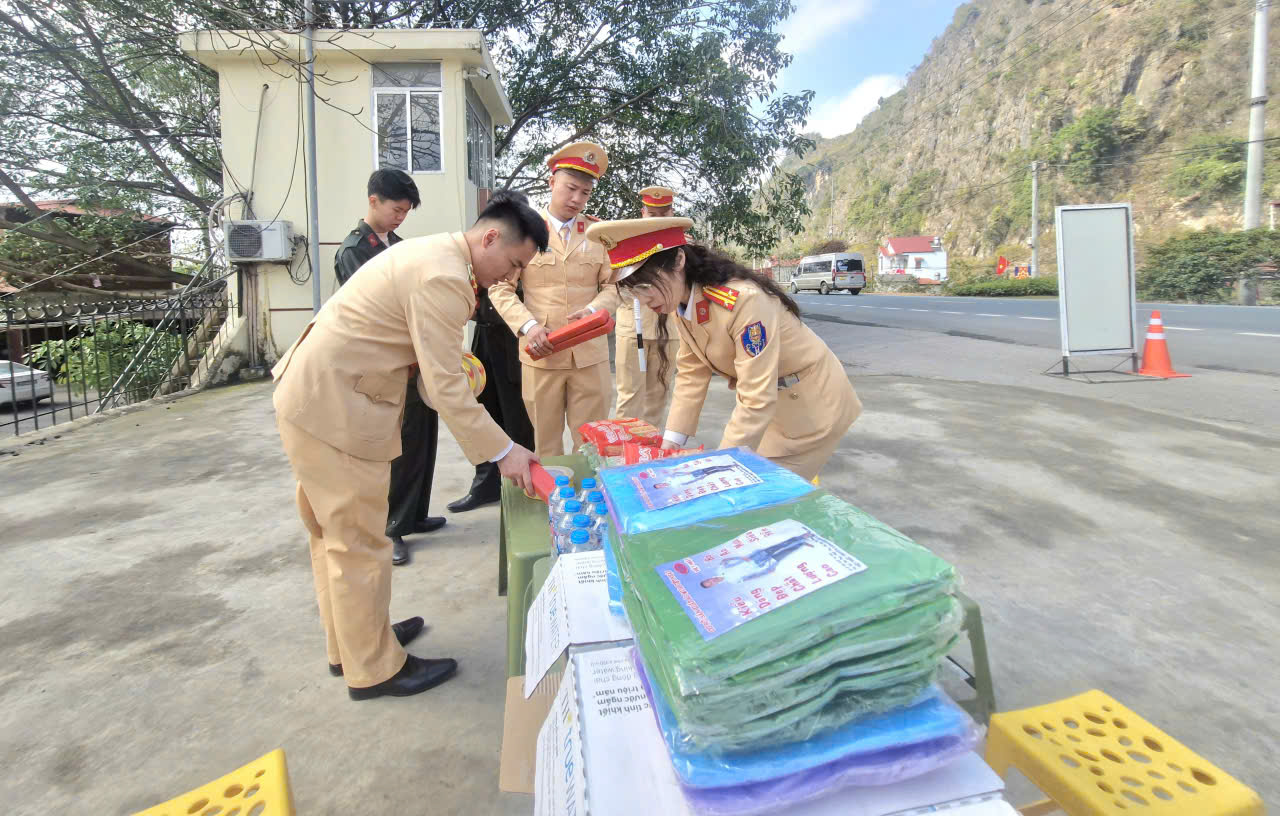 CSGT Lạng Sơn bảo đảm ATGT, hỗ trợ người d&acirc;n về qu&ecirc; đ&oacute;n Tết an to&agrave;n- Ảnh 7.