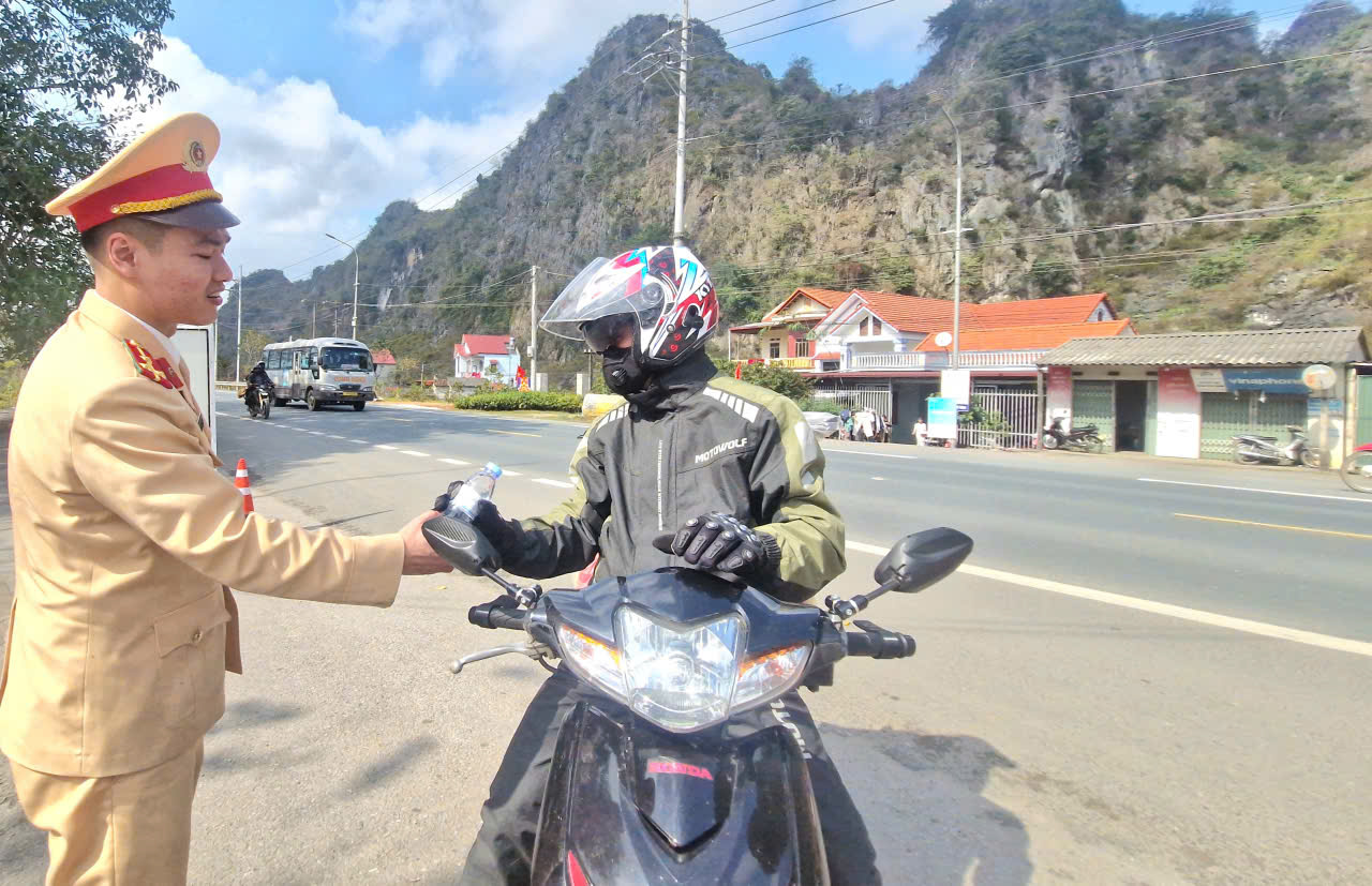 CSGT Lạng Sơn bảo đảm ATGT, hỗ trợ người d&acirc;n về qu&ecirc; đ&oacute;n Tết an to&agrave;n- Ảnh 17.