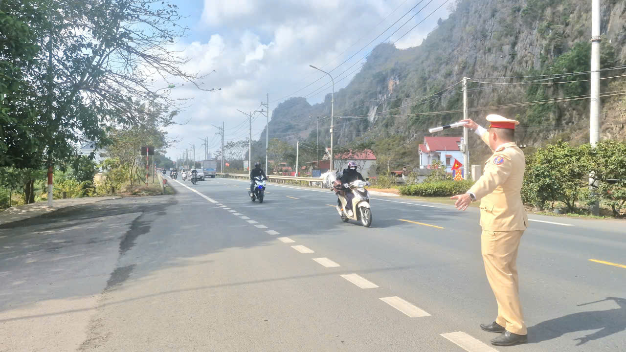 CSGT Lạng Sơn bảo đảm ATGT, hỗ trợ người d&acirc;n về qu&ecirc; đ&oacute;n Tết an to&agrave;n- Ảnh 9.