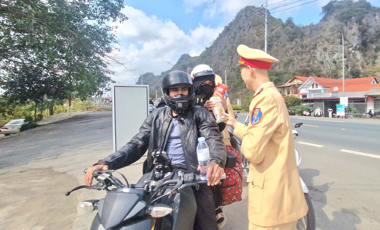 CSGT Lạng Sơn bảo đảm ATGT, hỗ trợ người d&acirc;n về qu&ecirc; đ&oacute;n Tết an to&agrave;n- Ảnh 12.