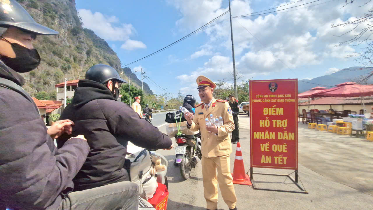 CSGT Lạng Sơn bảo đảm ATGT, hỗ trợ người d&acirc;n về qu&ecirc; đ&oacute;n Tết an to&agrave;n- Ảnh 11.
