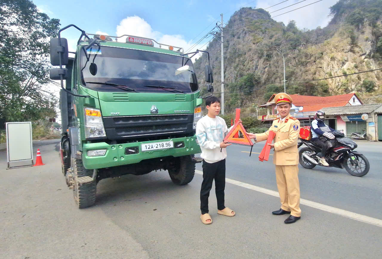 CSGT Lạng Sơn bảo đảm ATGT, hỗ trợ người d&acirc;n về qu&ecirc; đ&oacute;n Tết an to&agrave;n- Ảnh 15.