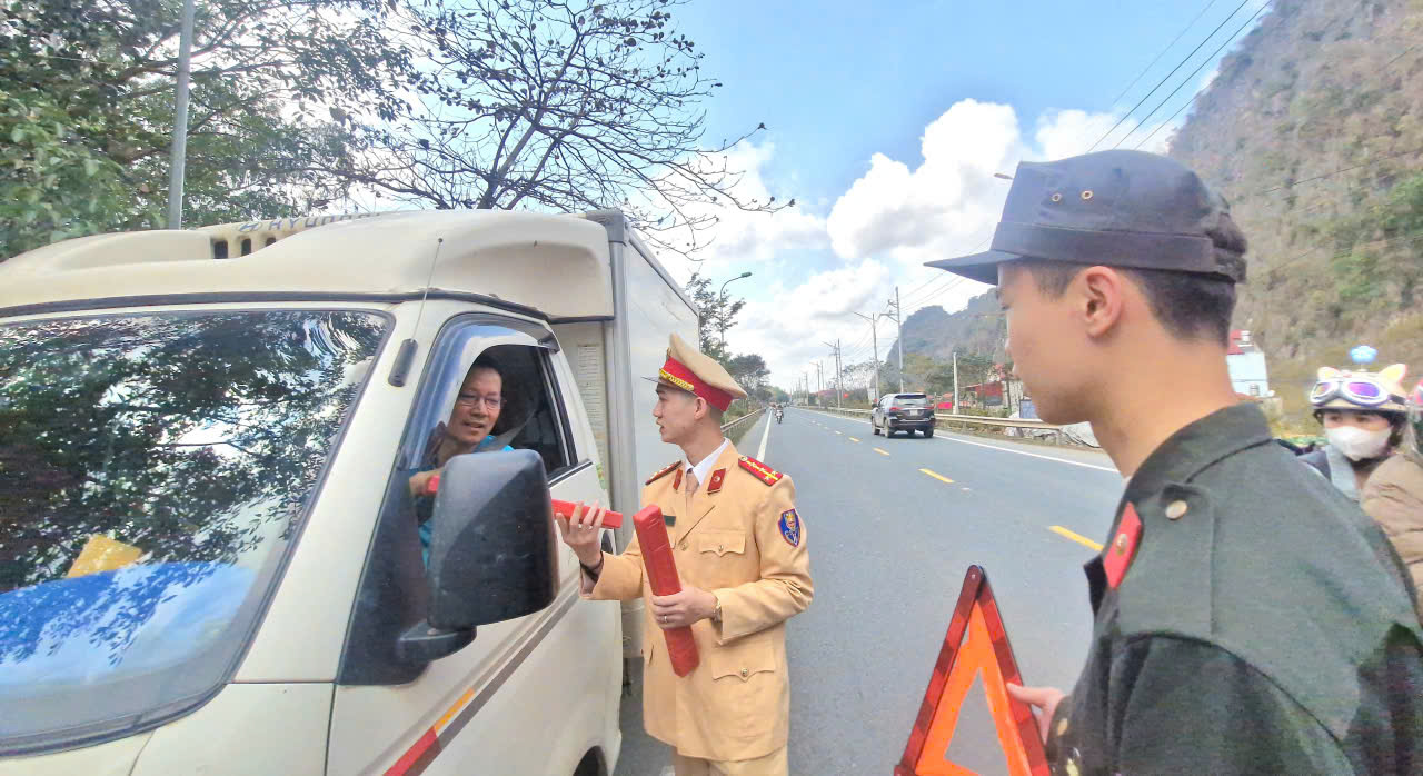 CSGT Lạng Sơn bảo đảm ATGT, hỗ trợ người d&acirc;n về qu&ecirc; đ&oacute;n Tết an to&agrave;n- Ảnh 14.
